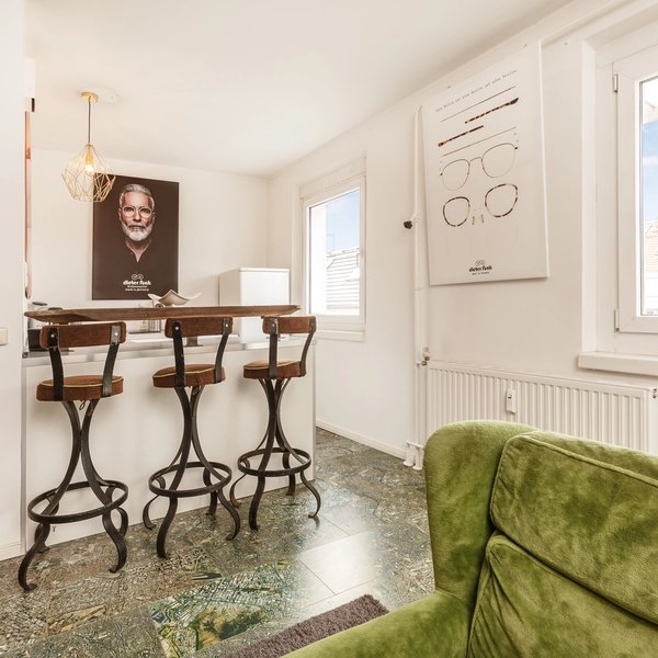 Bar Sitzplätze Fensterblick Tageslicht