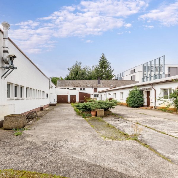 Innenhof Gewerbefläche Garagenzufahrt