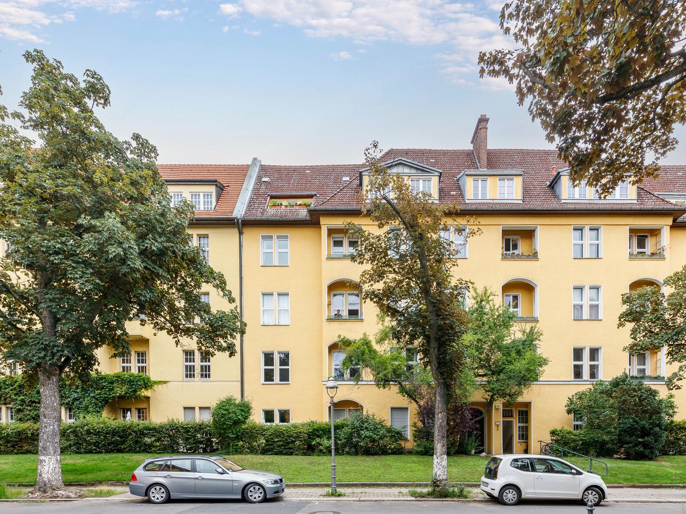 Stilvolle Altbauwohnung am Rüdesheimer Platz: Denkmalgeschütztes Wohnen im englischen Landhausstil
