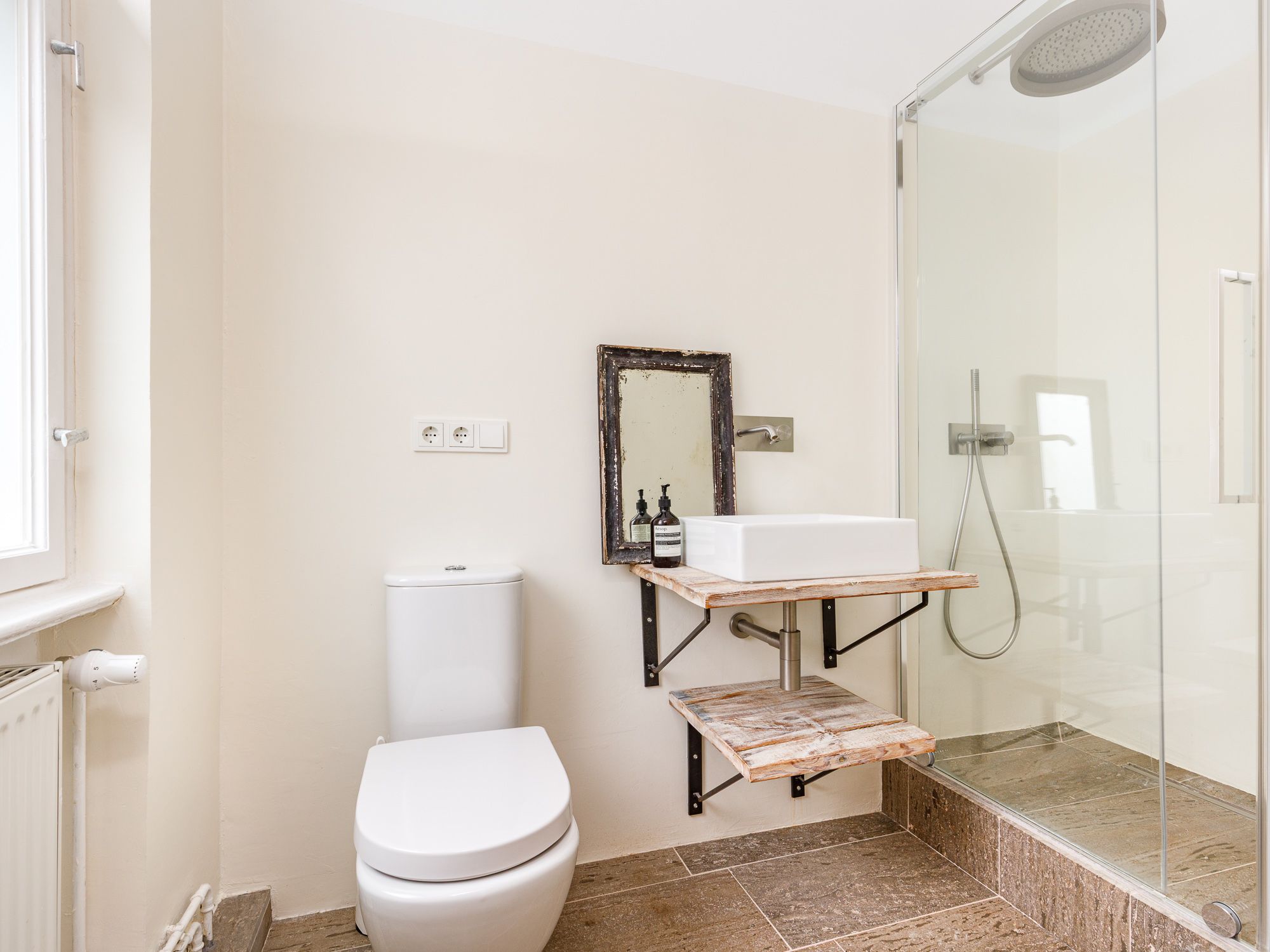 Stately apartment in an old building with separate living quarters, within walking distance of Bayerischer Platz