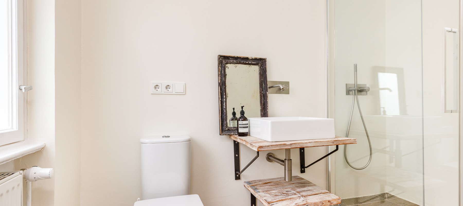 Stately apartment in an old building with separate living quarters, within walking distance of Bayerischer Platz