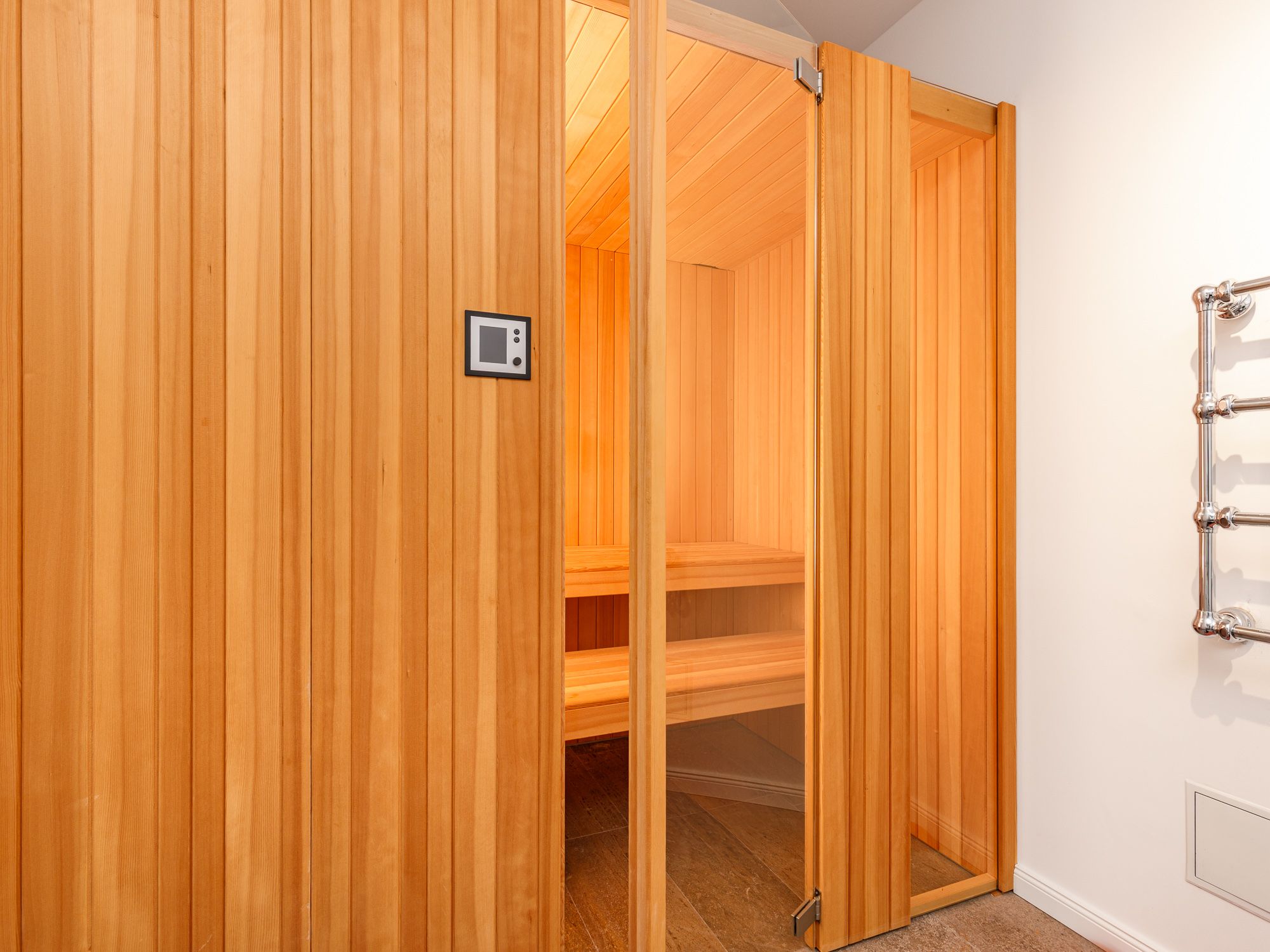 Stately apartment in an old building with separate living quarters, within walking distance of Bayerischer Platz