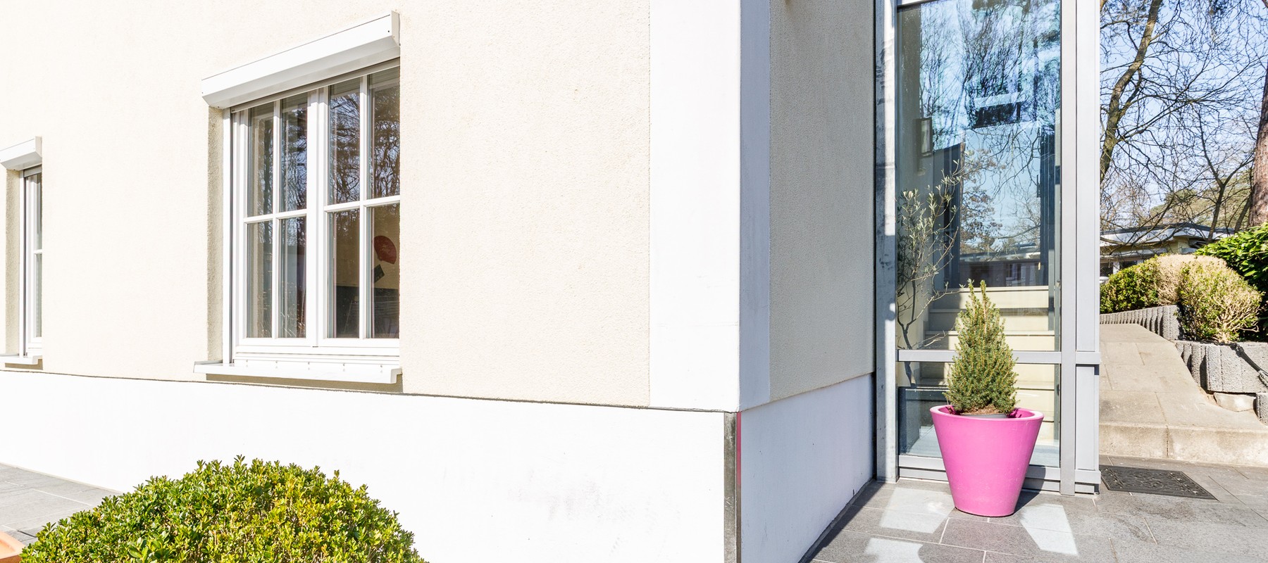 View of the entrance area to the building View of the entrance area to the building