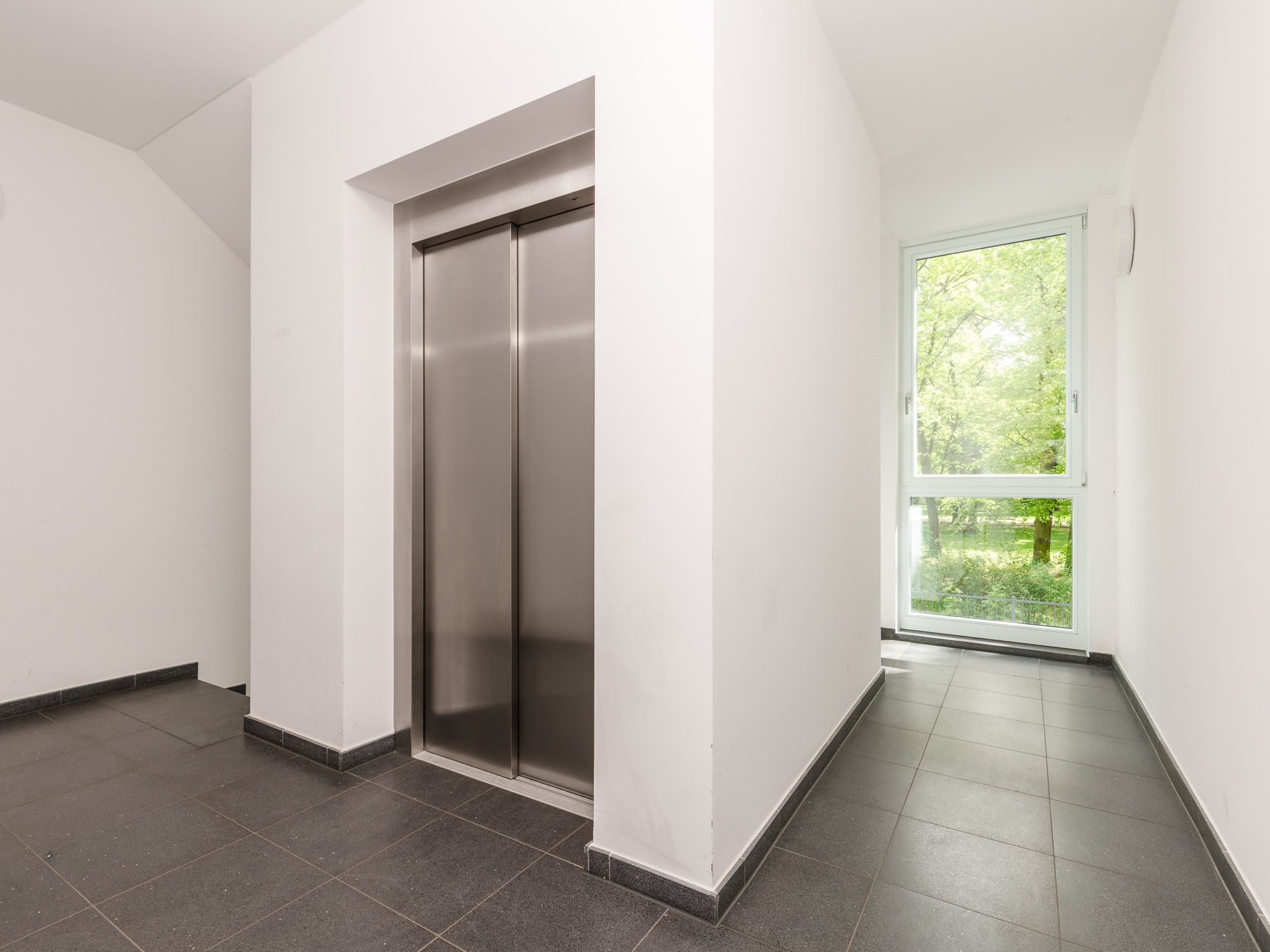 Hausflur mit Personenaufzug 