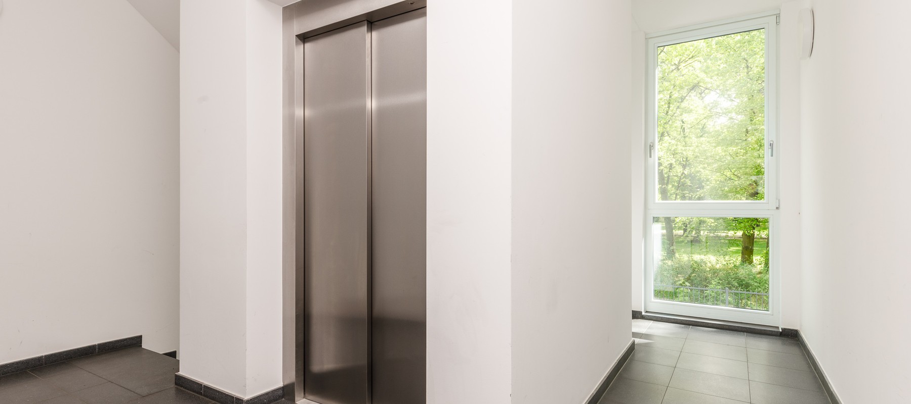 Hausflur mit Personenaufzug Hausflur mit Personenaufzug