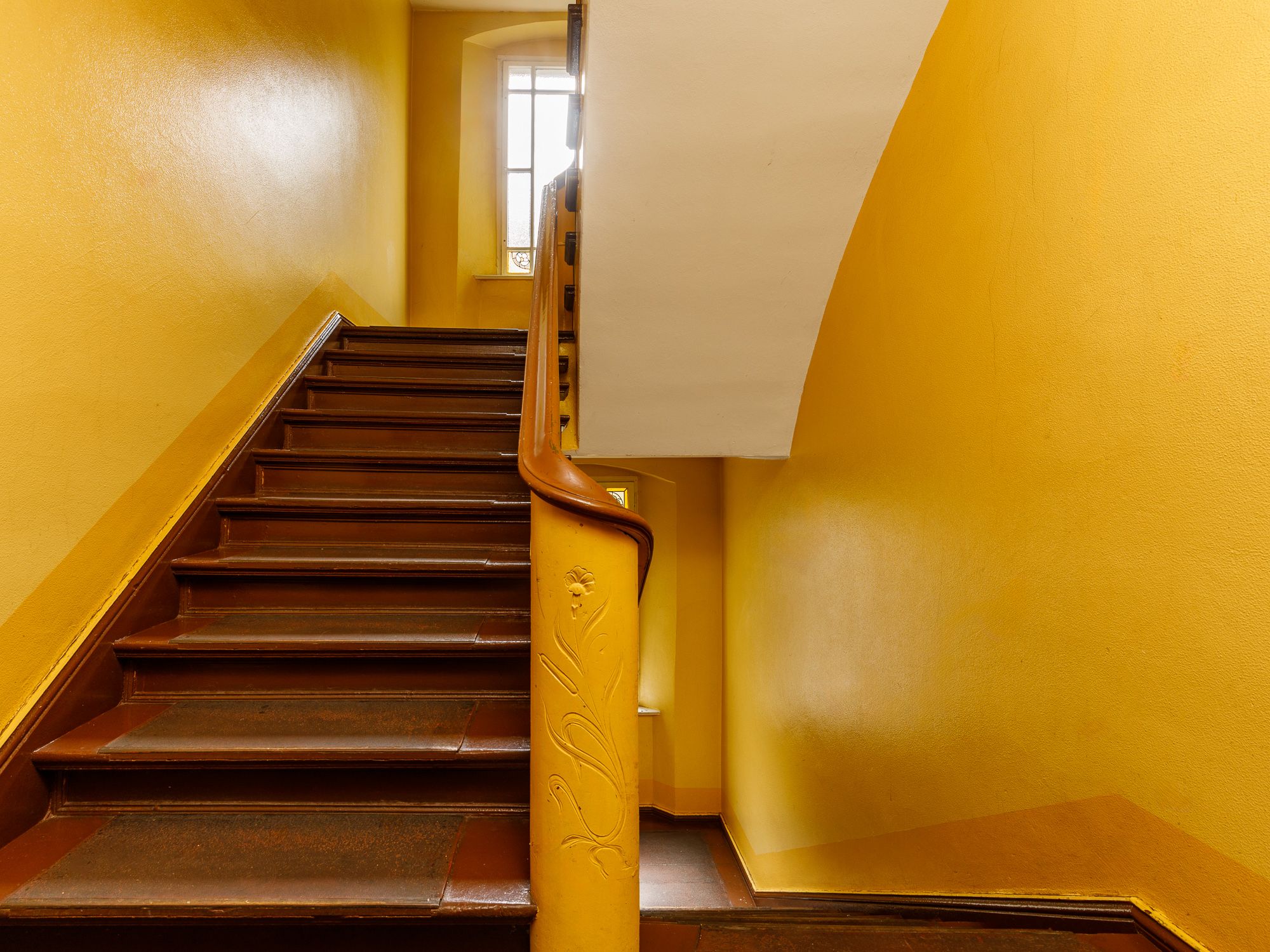 Historische Holztreppe mit Verzierungen 