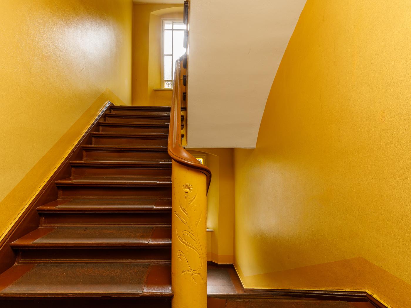 Historische Holztreppe mit Verzierungen  Historische Holztreppe mit Verzierungen