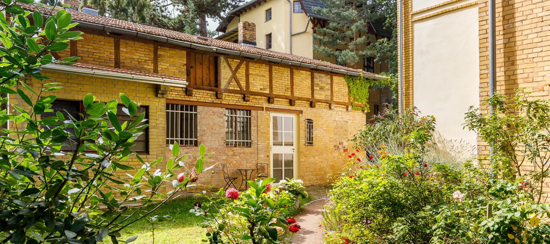 Charming Coach House with Private Garden and Creative Potential on the Teltow Canal