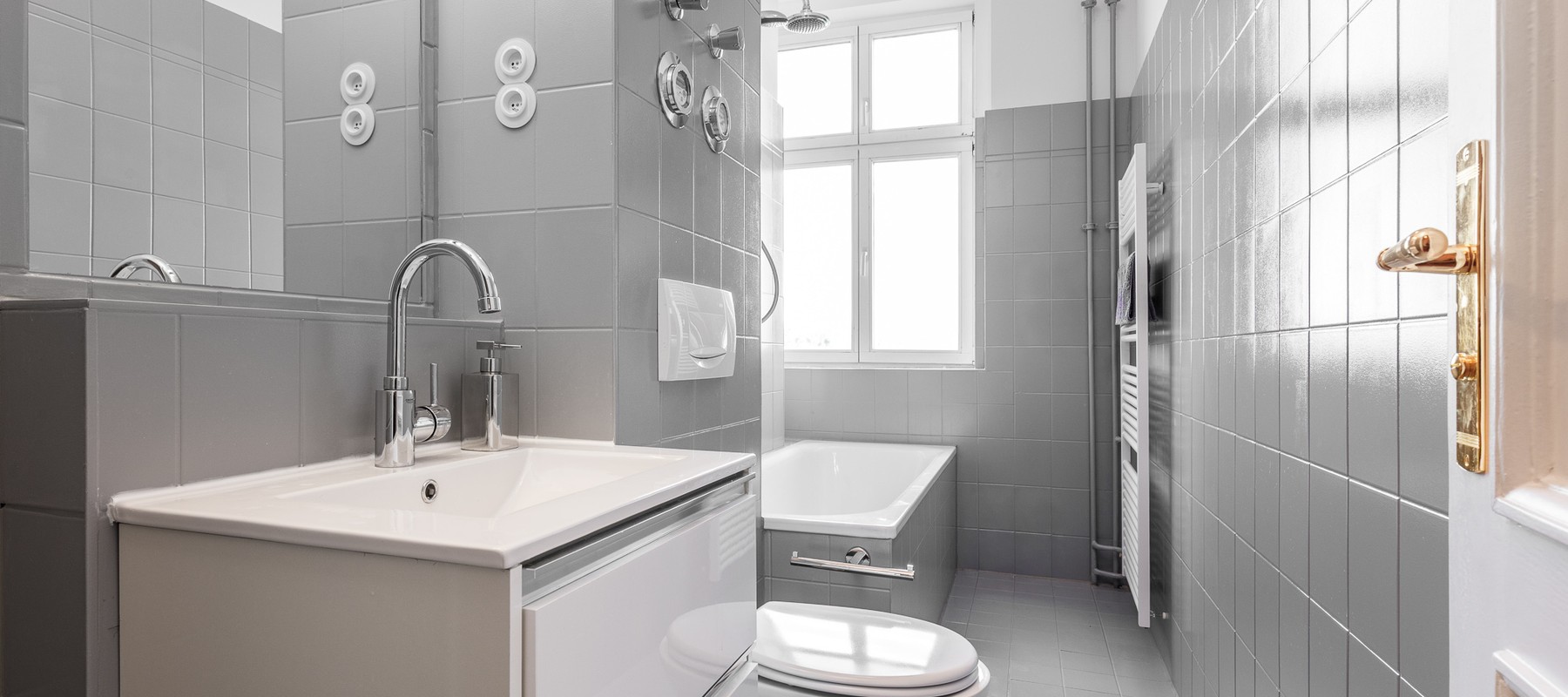 Tagesbelichtetes Wannenbad mit Hänge-WC und Doppelwaschtisch Tagesbelichtetes Wannenbad mit Hänge-WC und Doppelwaschtisch