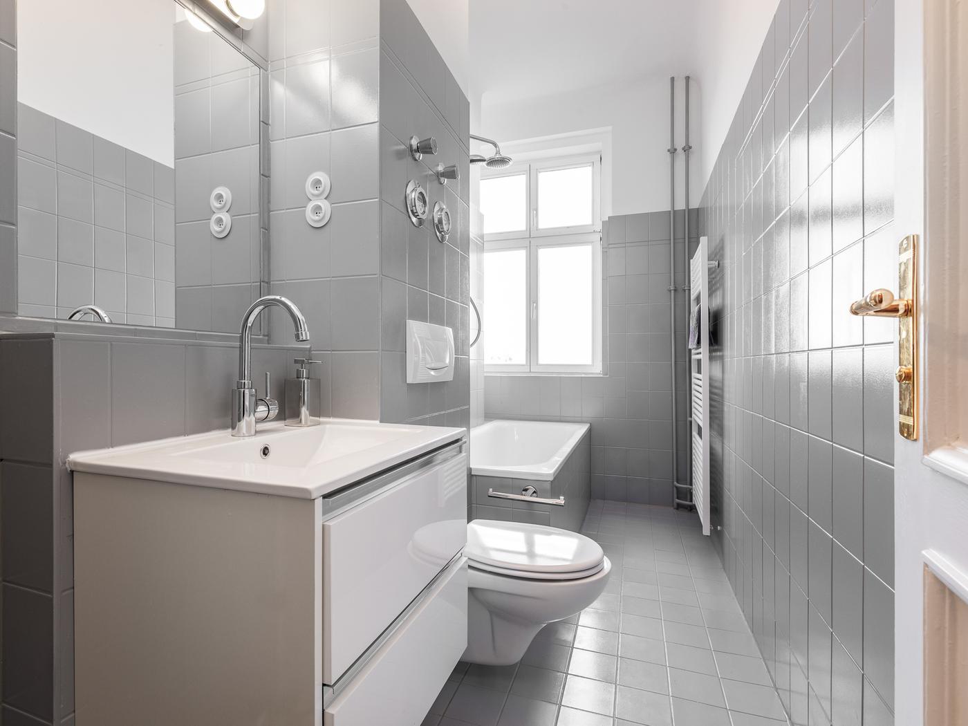 Tagesbelichtetes Wannenbad mit Hänge-WC und Doppelwaschtisch  Tagesbelichtetes Wannenbad mit Hänge-WC und Doppelwaschtisch