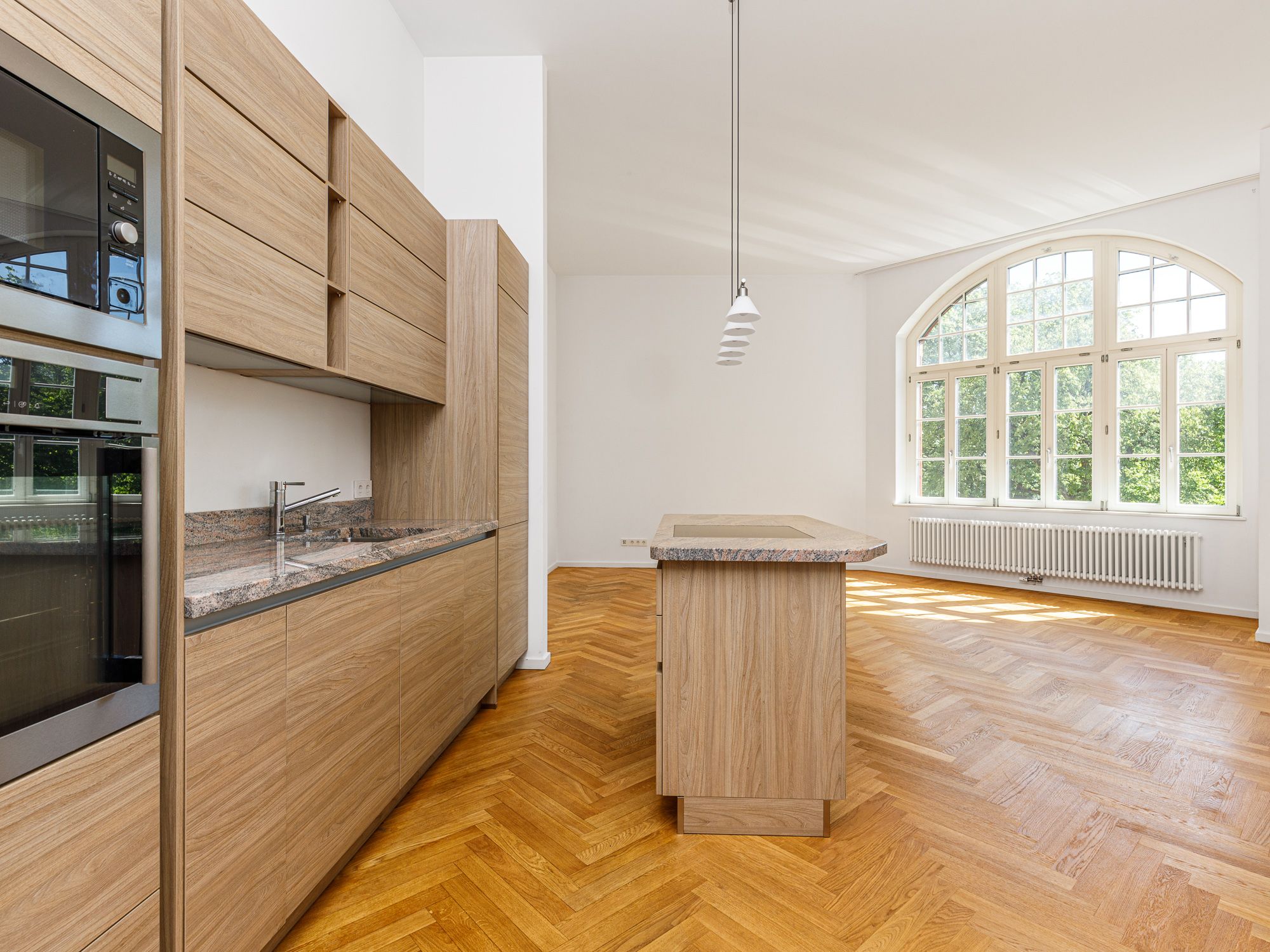 Moderne Einbauküche mit Elektrogeräten 