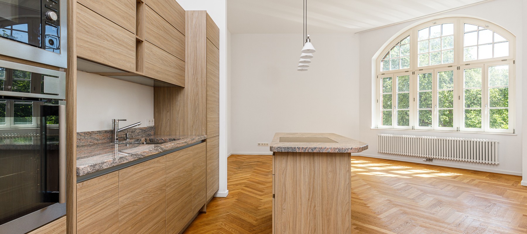 Moderne Einbauküche mit Elektrogeräten Moderne Einbauküche mit Elektrogeräten