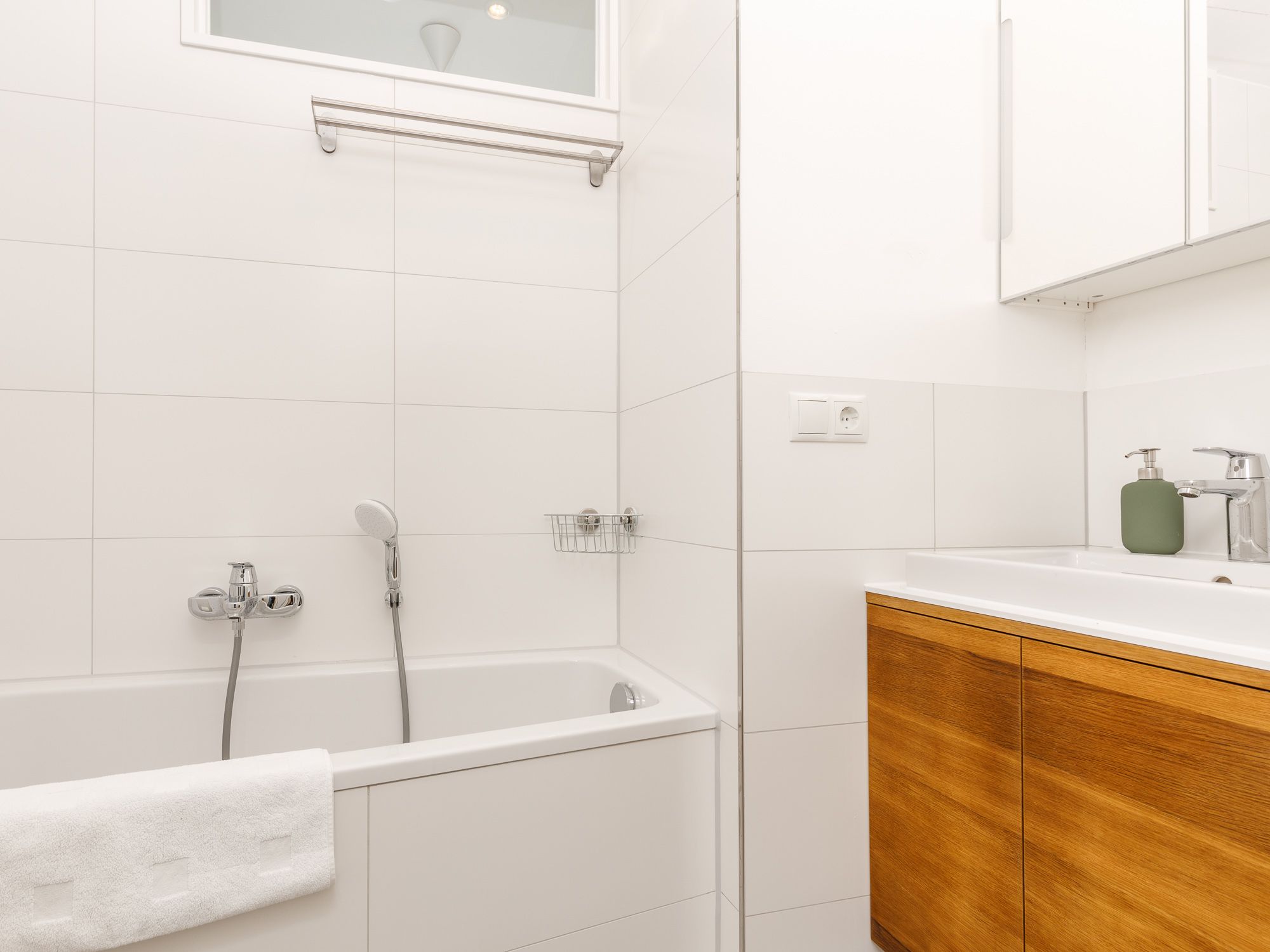 Neuwertiges Wannenbad mit Duschfunktion