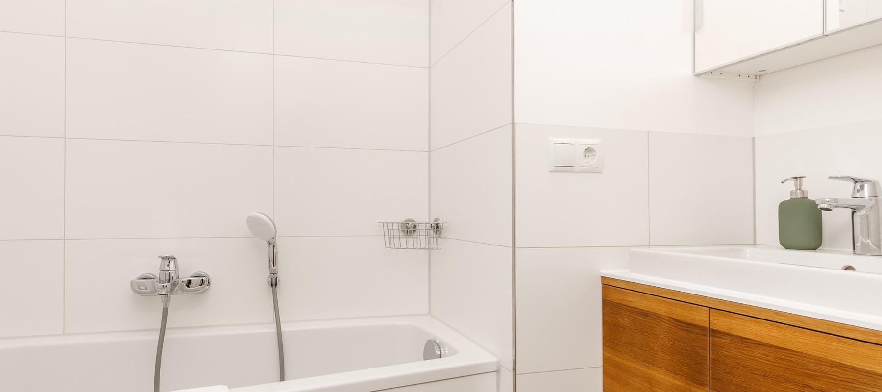 Neuwertiges Wannenbad mit Duschfunktion Neuwertiges Wannenbad mit Duschfunktion