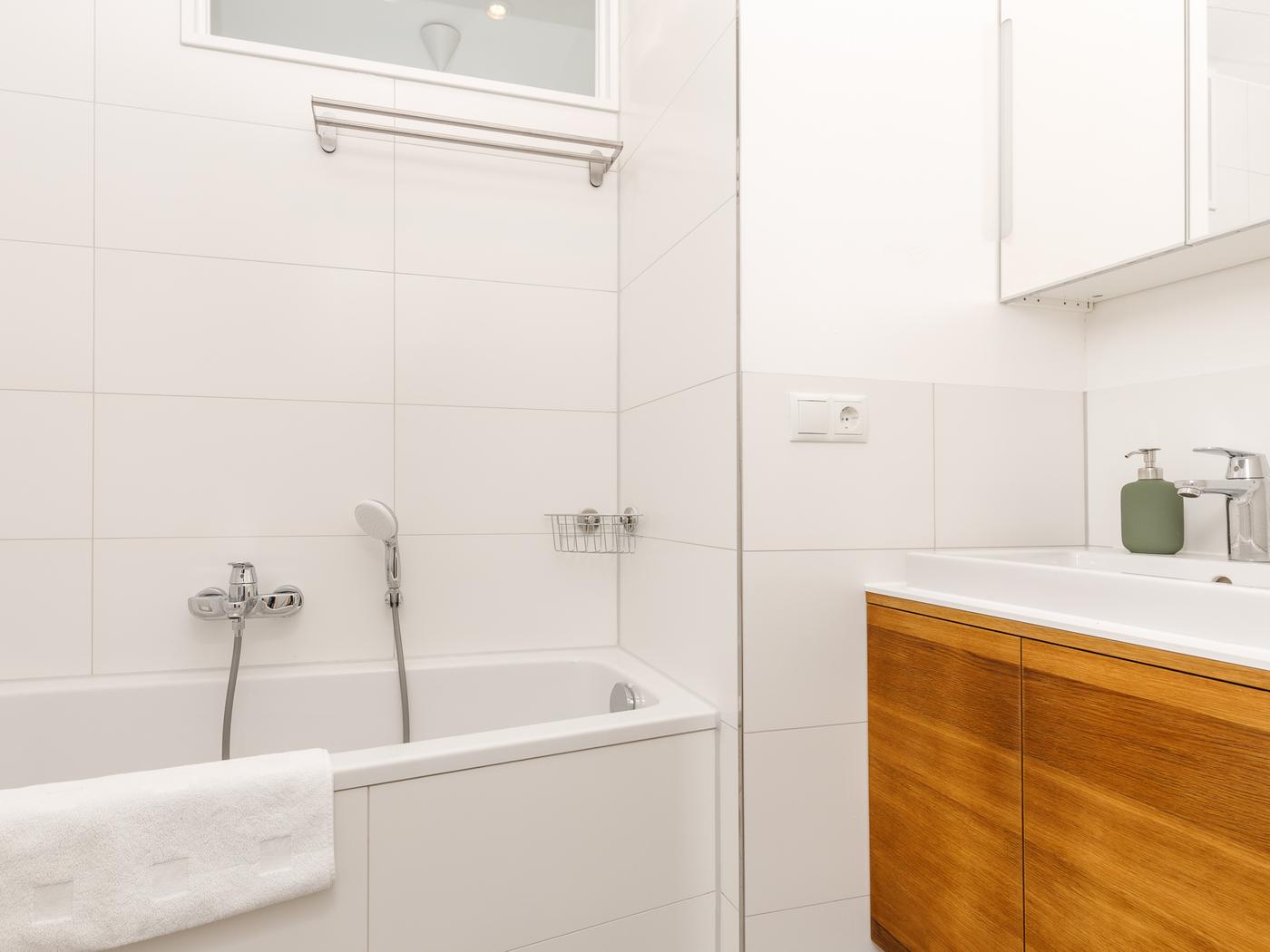 Neuwertiges Wannenbad mit Duschfunktion Neuwertiges Wannenbad mit Duschfunktion