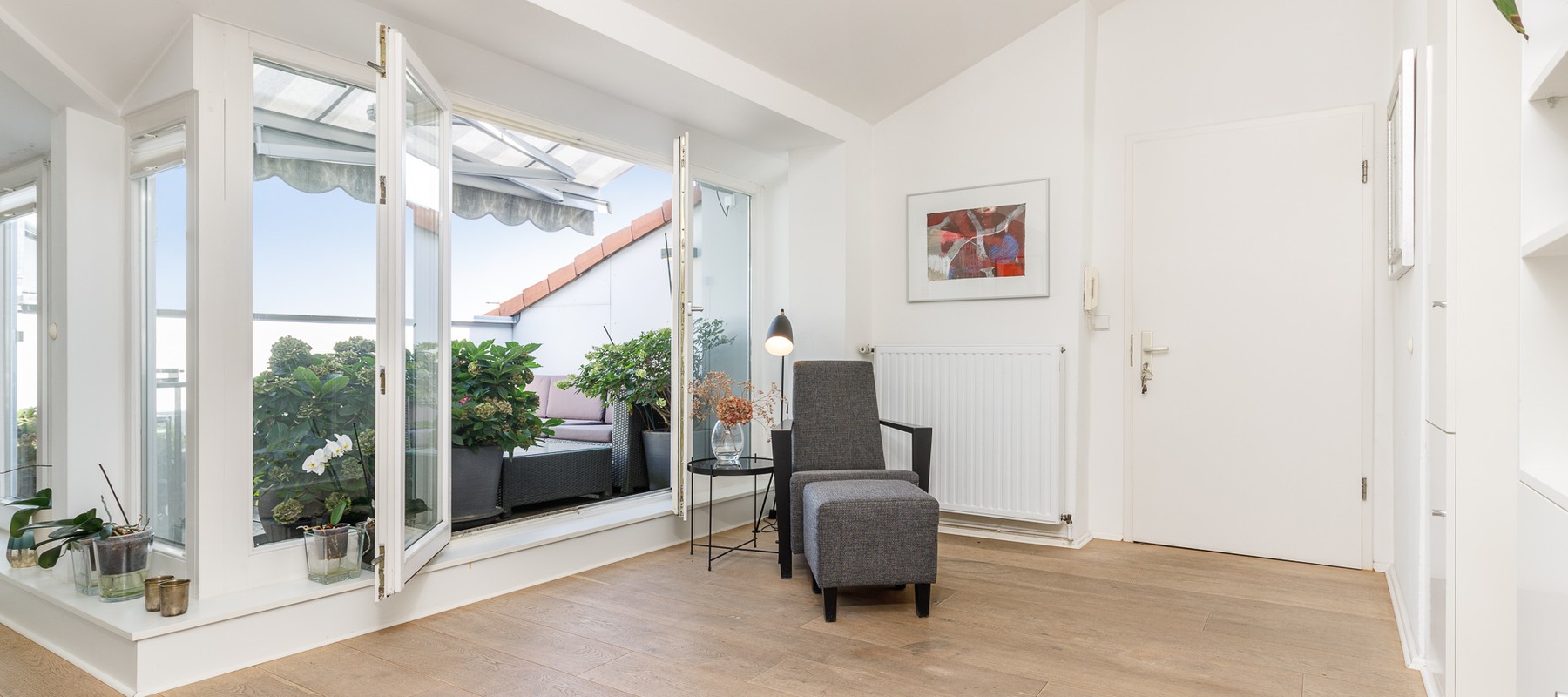 Großzügiges Wohnzimmer mit Terrasse Großzügiges Wohnzimmer mit Terrasse