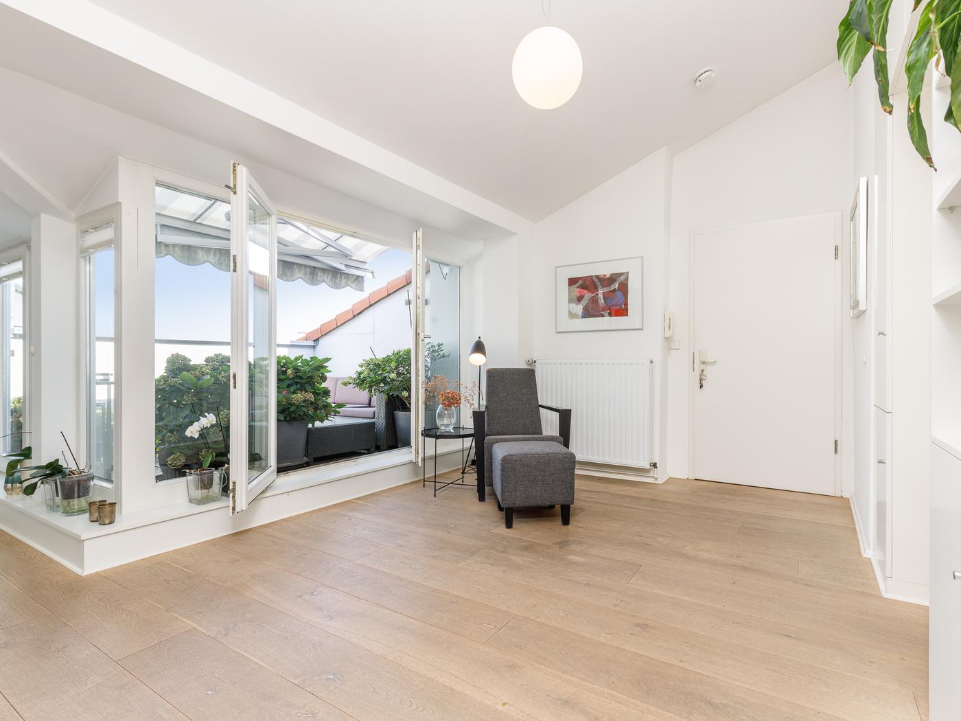Großzügiges Wohnzimmer mit Terrasse  Großzügiges Wohnzimmer mit Terrasse