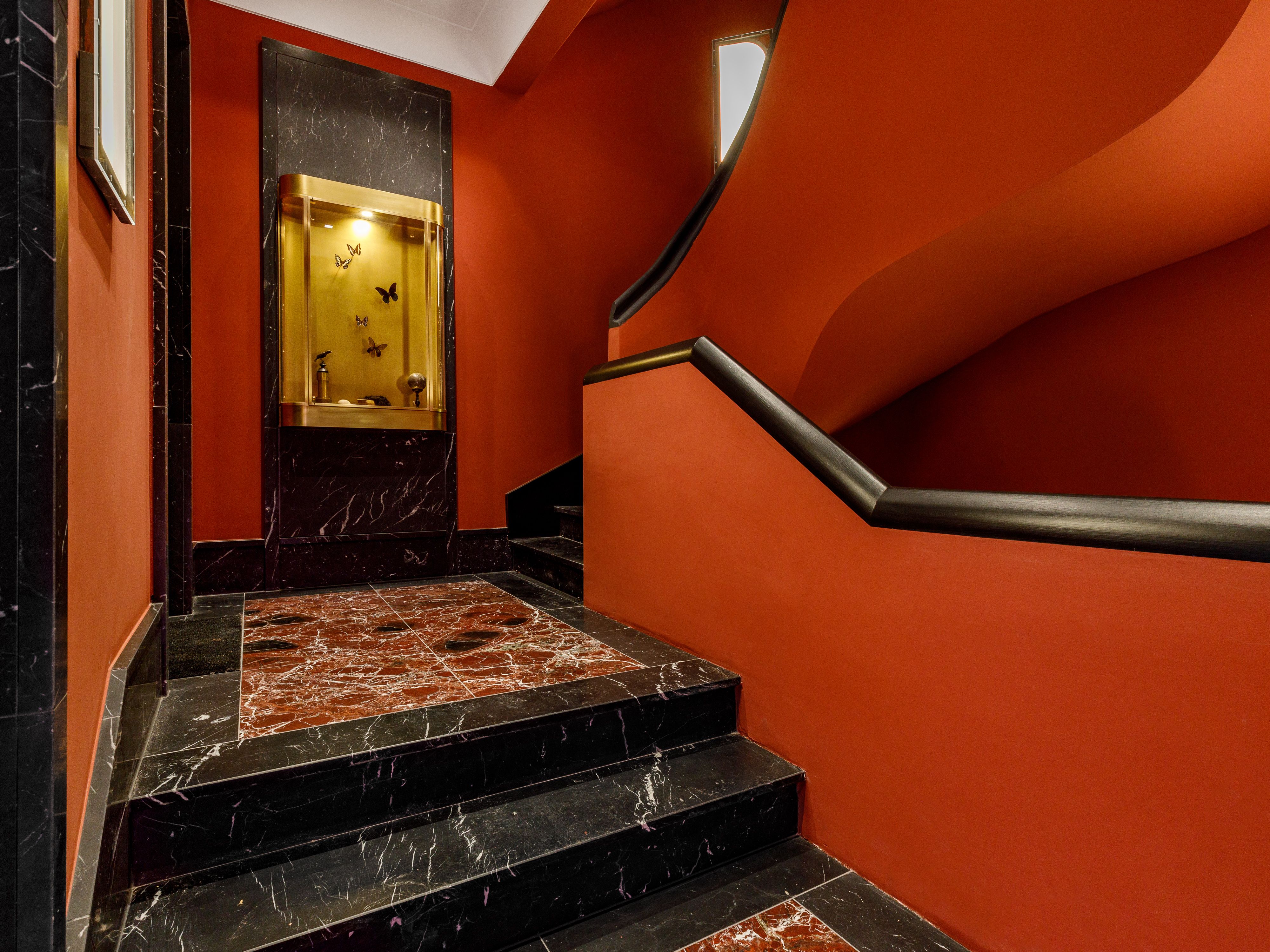 Einzigartiger Treppenaufgang mit modernen Feinsteinzeugfliesen