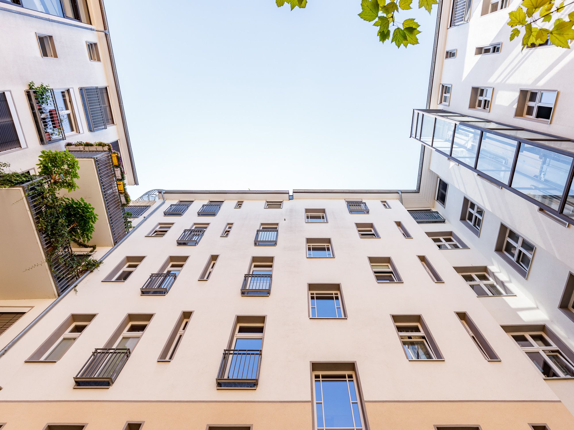 Modernisiertes Mehrfamilienhaus mit herrlichem Farbkonzept