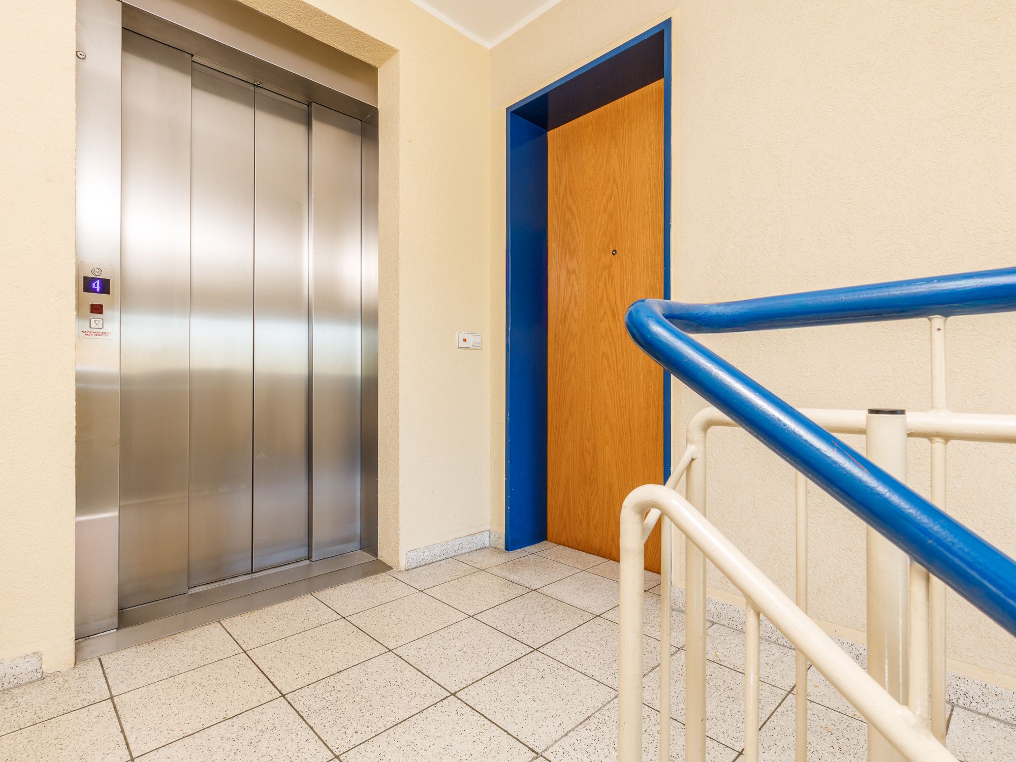 Ansicht des Treppenhauses mit Aufzug 