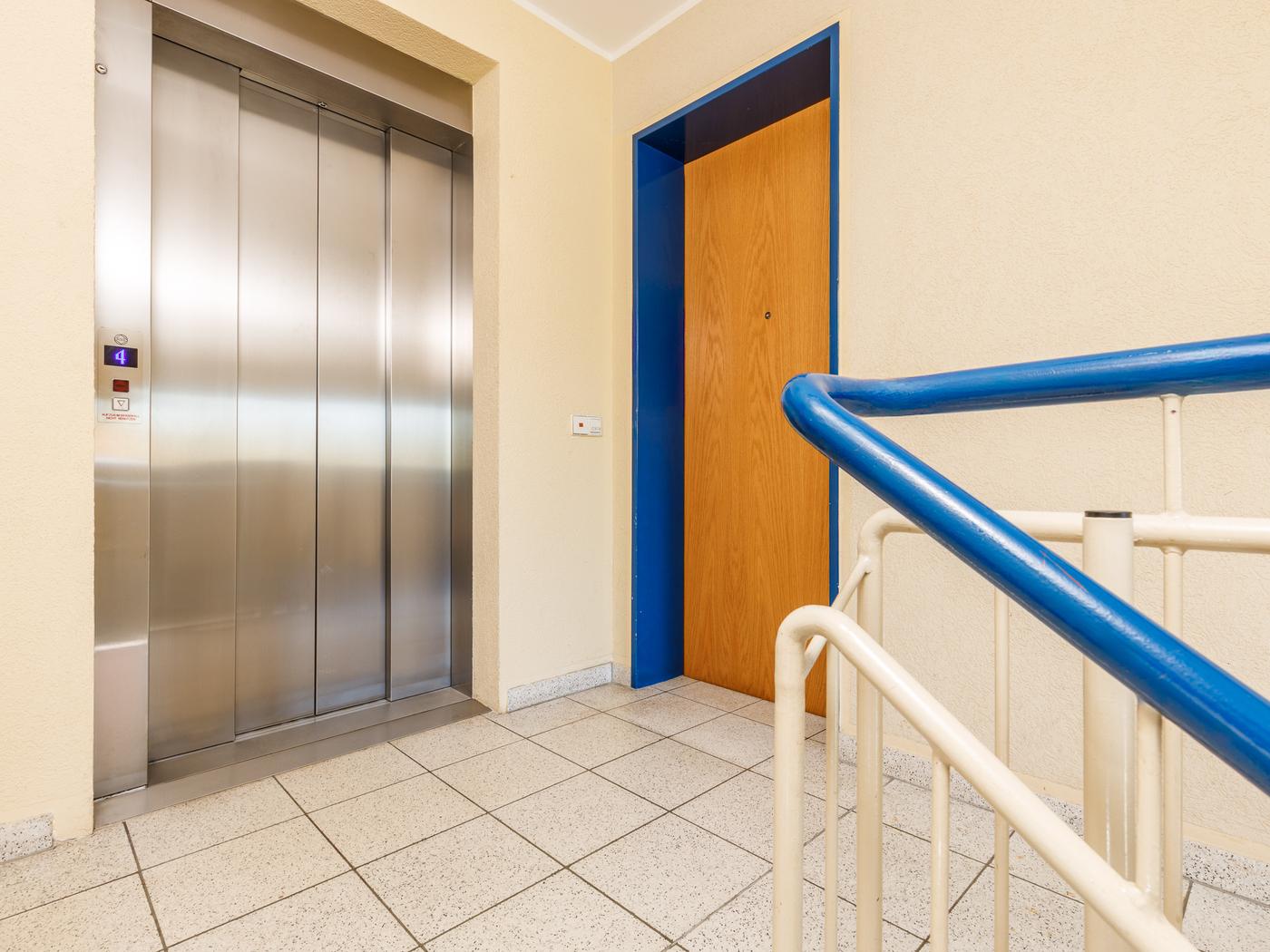 Ansicht des Treppenhauses mit Aufzug Ansicht des Treppenhauses mit Aufzug