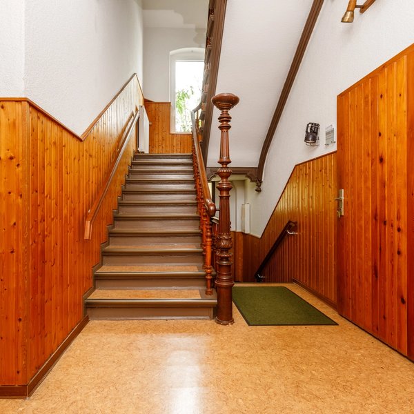 Treppenhaus Holzvertäfelung Altbau