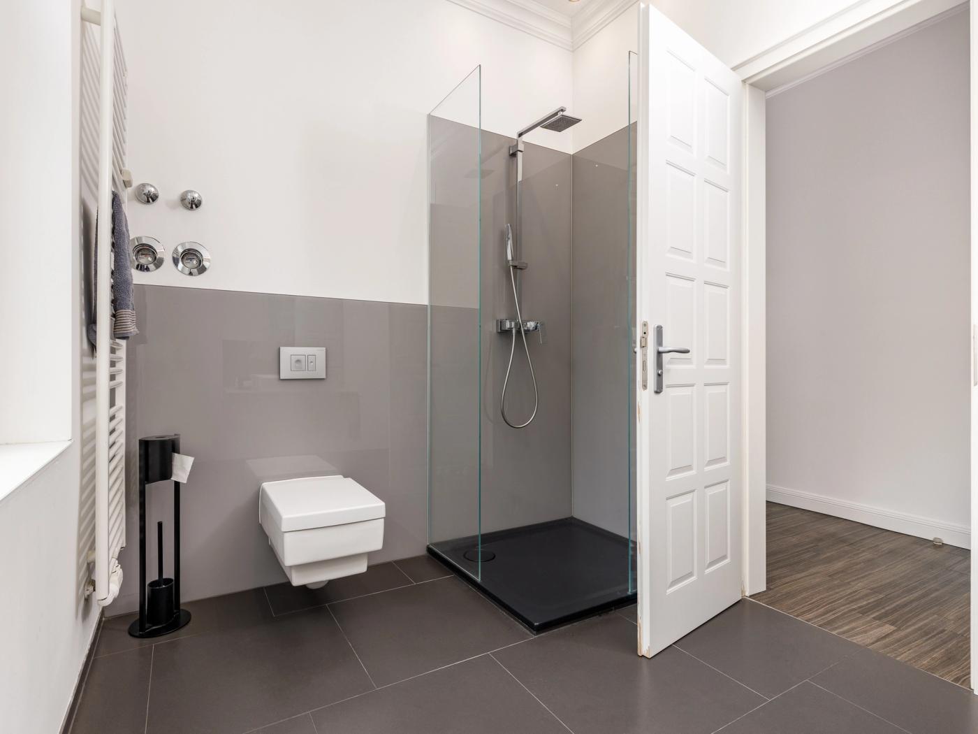 Duschbad mit bodentiefer Rainshower Duschbad mit bodentiefer Rainshower