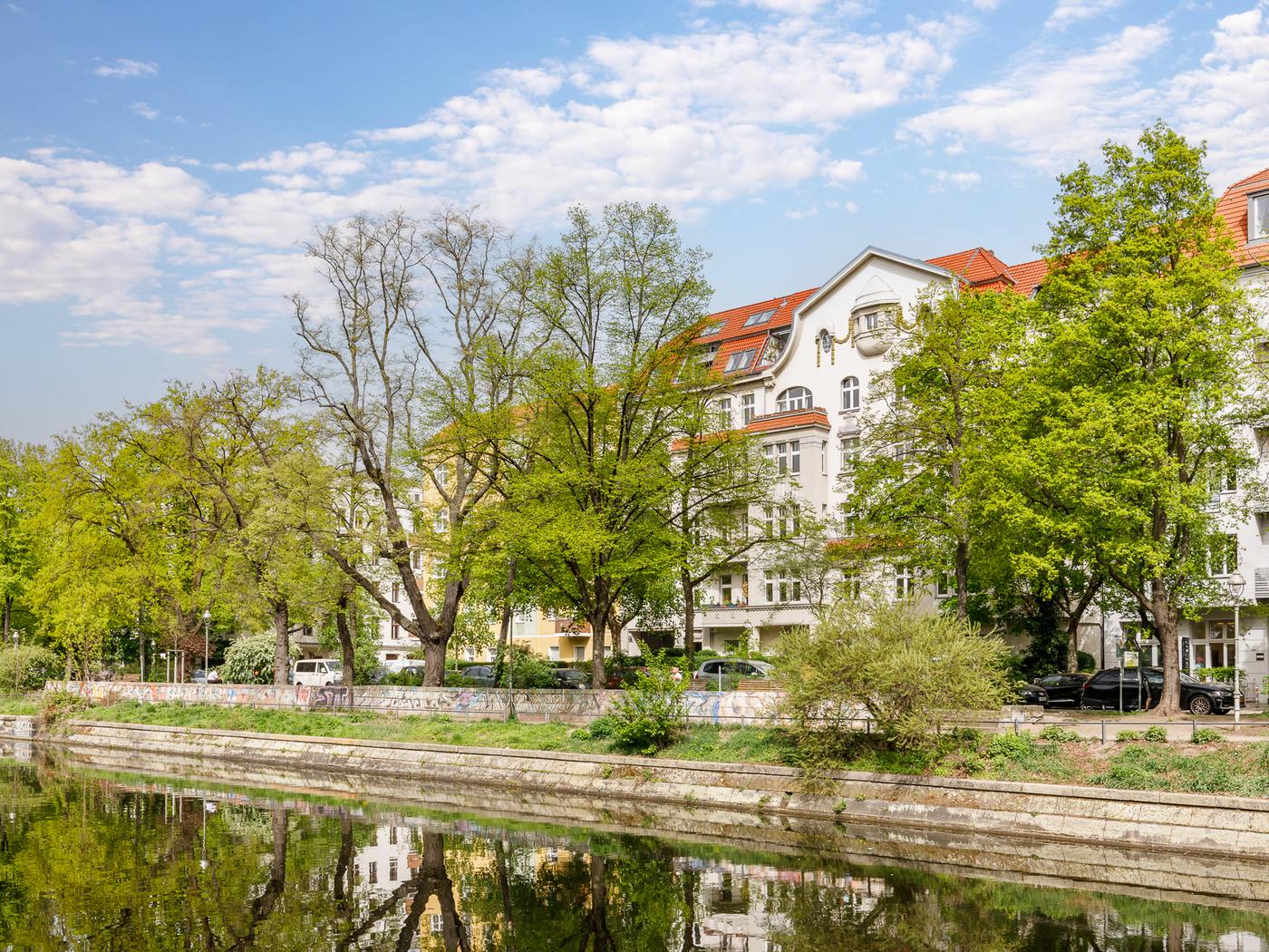 Altbauwohnung mit Sonnenbalkon & Wasserblick – herrliches Wohnen direkt am Landwehrkanal