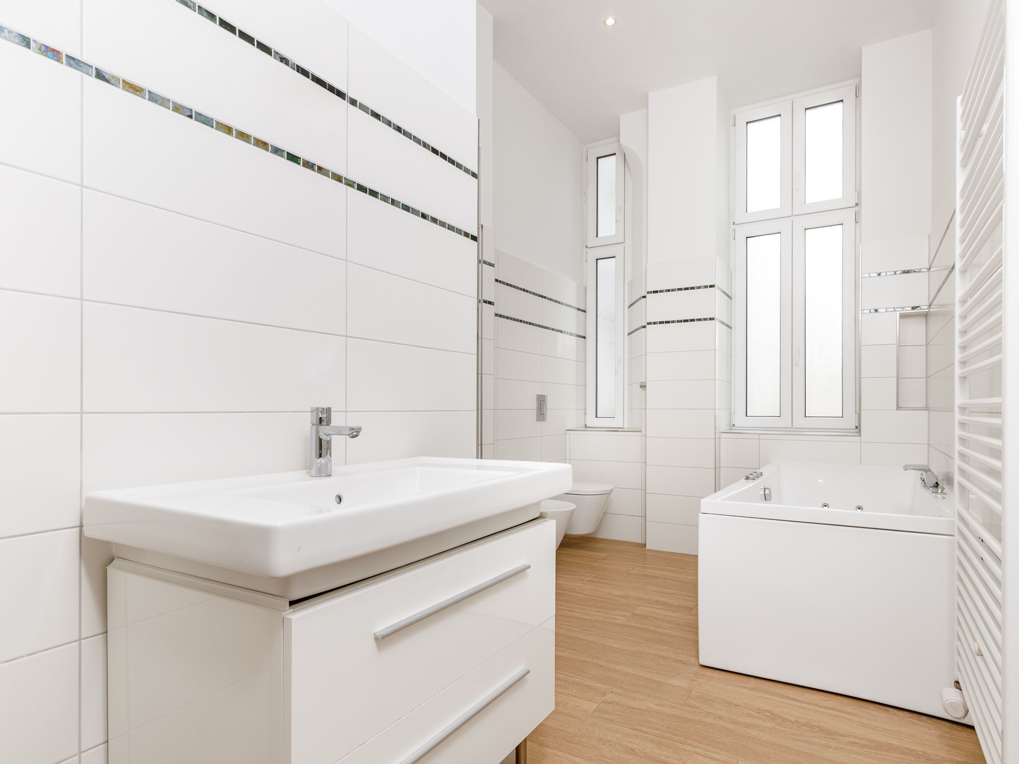 Tagesbelichtetes Wannenbad mit Fußbodenheizung 