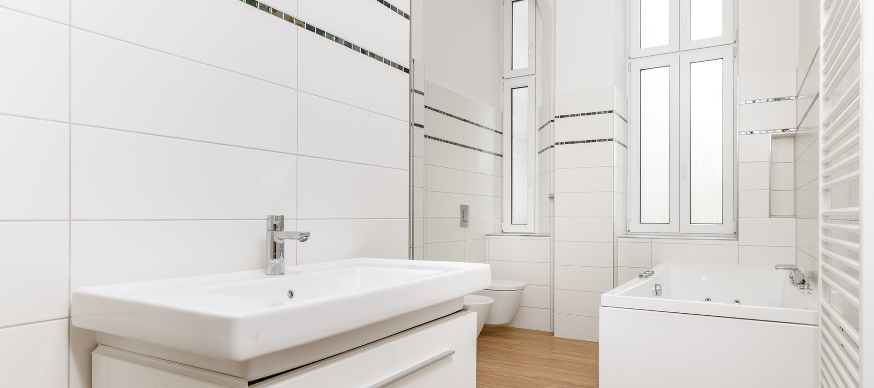 Tagesbelichtetes Wannenbad mit Fußbodenheizung Tagesbelichtetes Wannenbad mit Fußbodenheizung