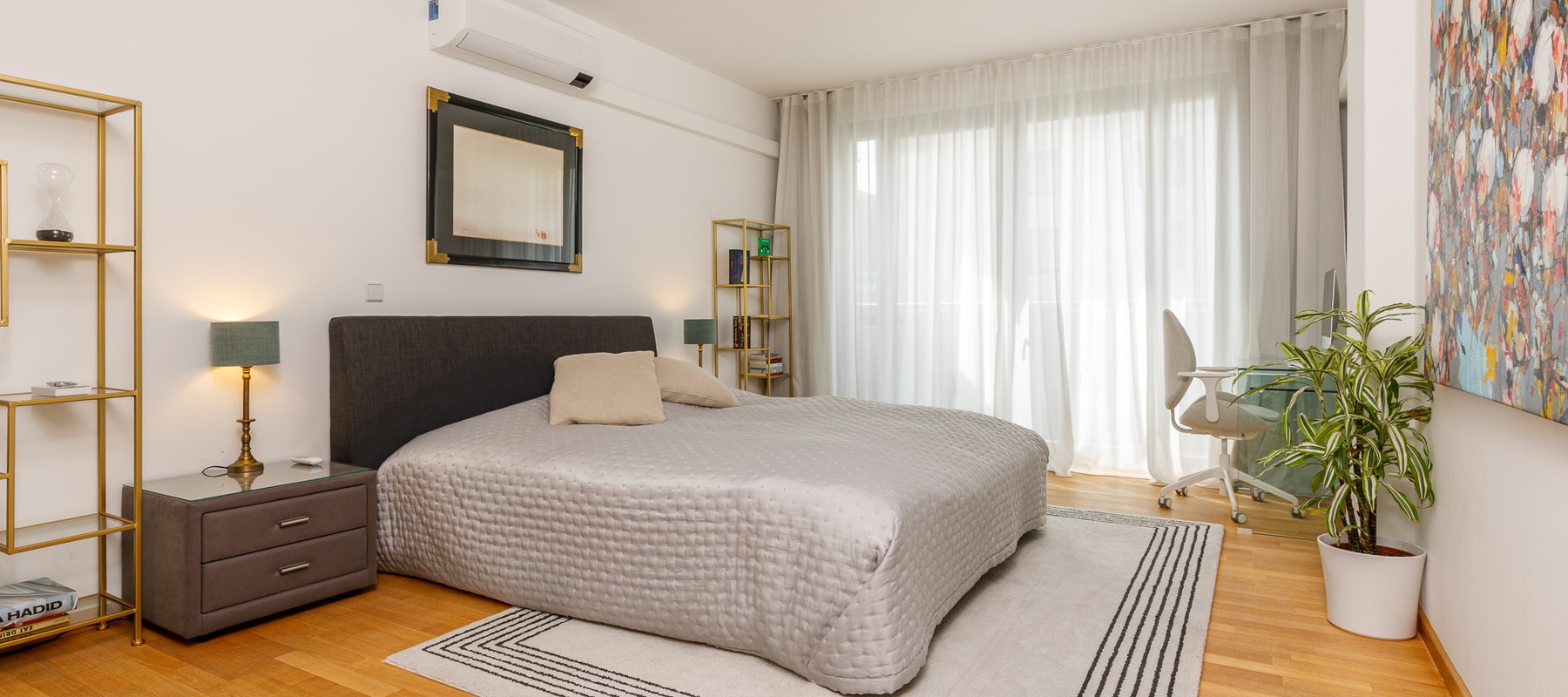 Additional bedroom with work area and air conditioning Additional bedroom with work area and air conditioning