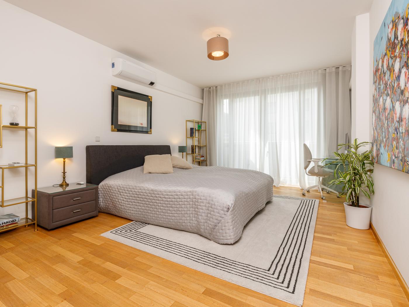 Weiteres Schlafzimmer mit Arbeitsbereich und Klimaanlage  Weiteres Schlafzimmer mit Arbeitsbereich und Klimaanlage