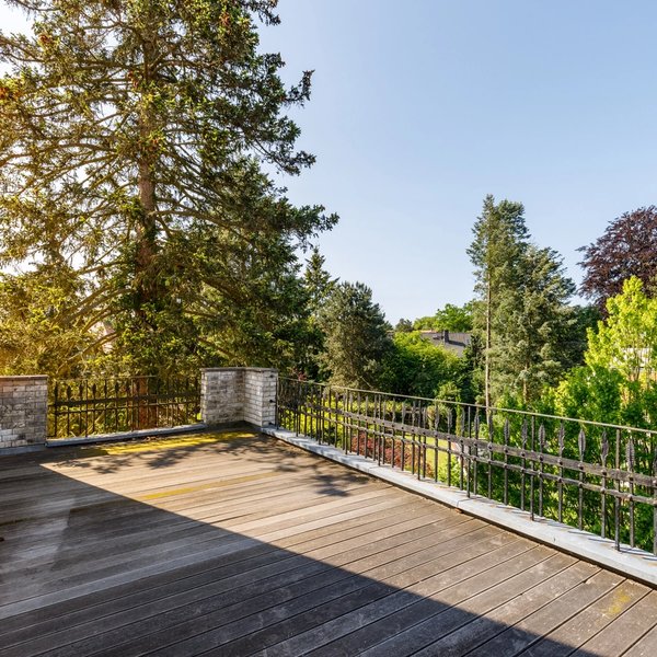 Dachterrasse Holzbelag Grünblick Geländer