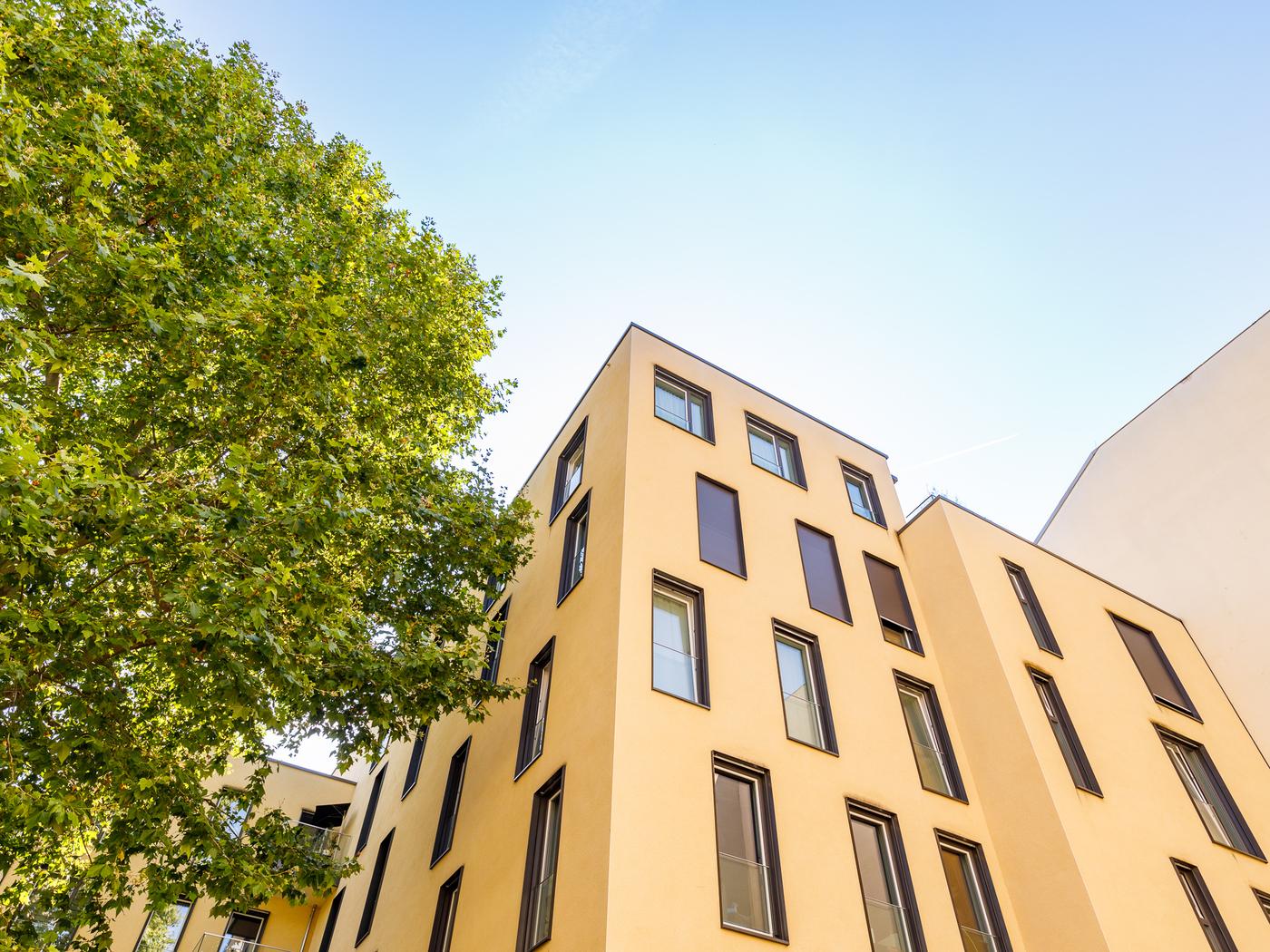 Möbliertes Dachgeschoss-Studio mit Klimaanlage und TG-Stellplatz im Diplomatenviertel