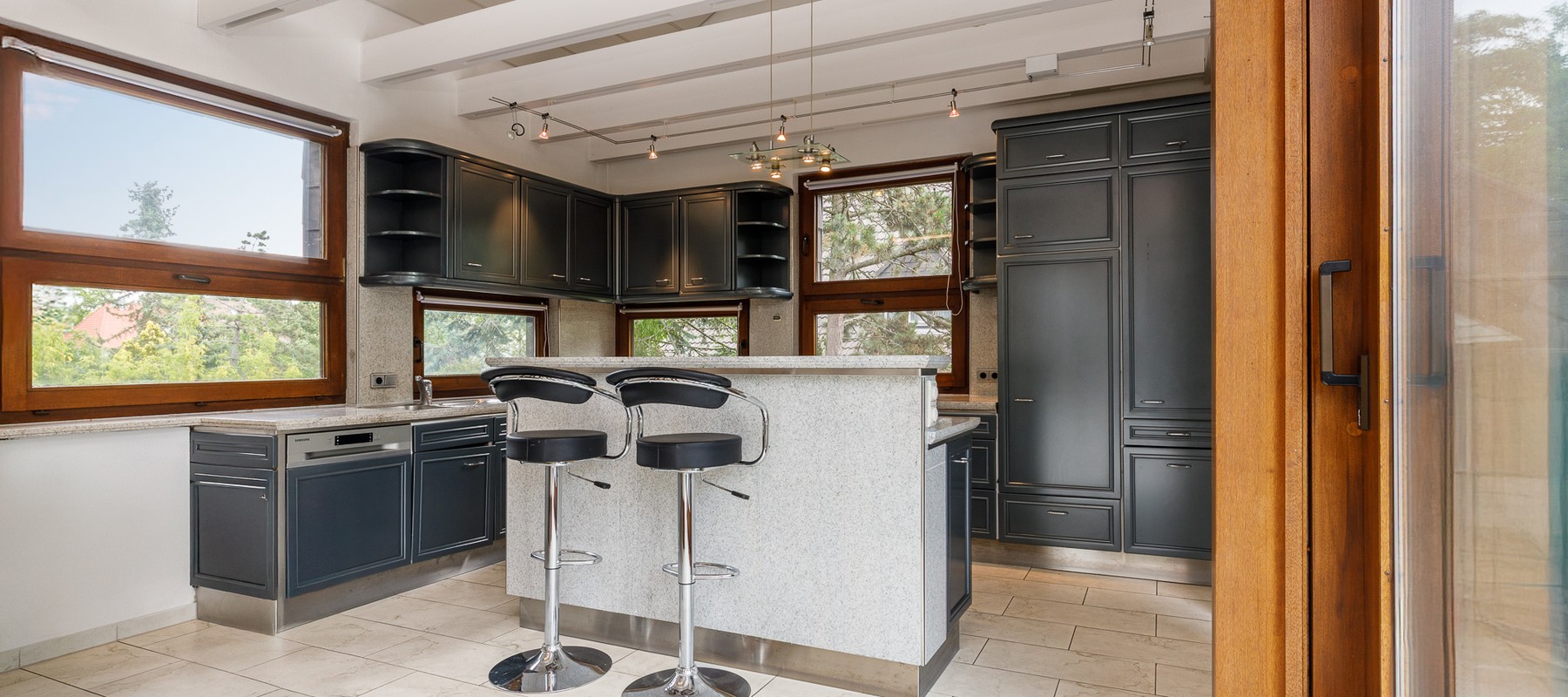 Offener Essbereich mit Küche und Kochinsel Offener Essbereich mit Küche und Kochinsel