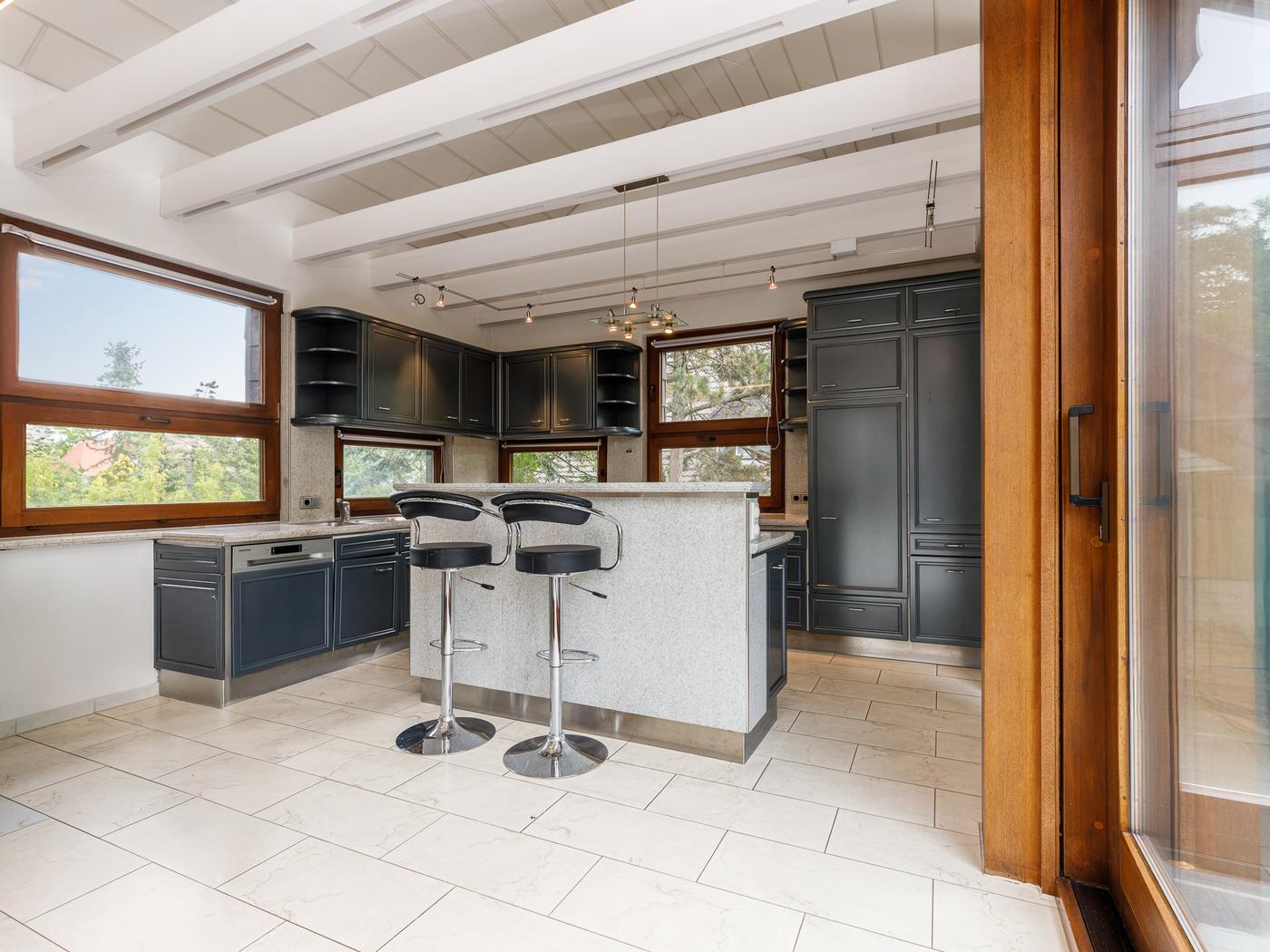 Offener Essbereich mit Küche und Kochinsel Offener Essbereich mit Küche und Kochinsel