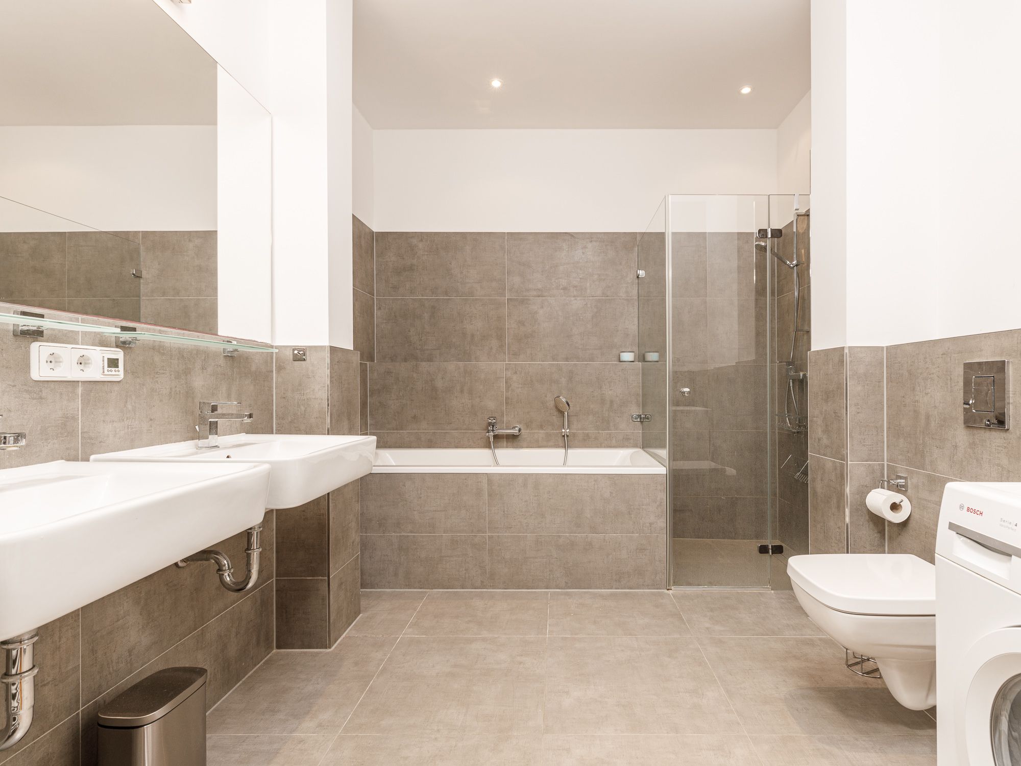 Modernes Bad mit Wanne & Dusche 