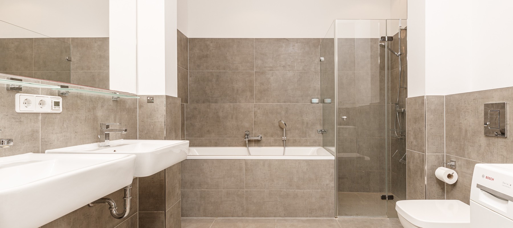Modernes Bad mit Wanne & Dusche Modernes Bad mit Wanne & Dusche