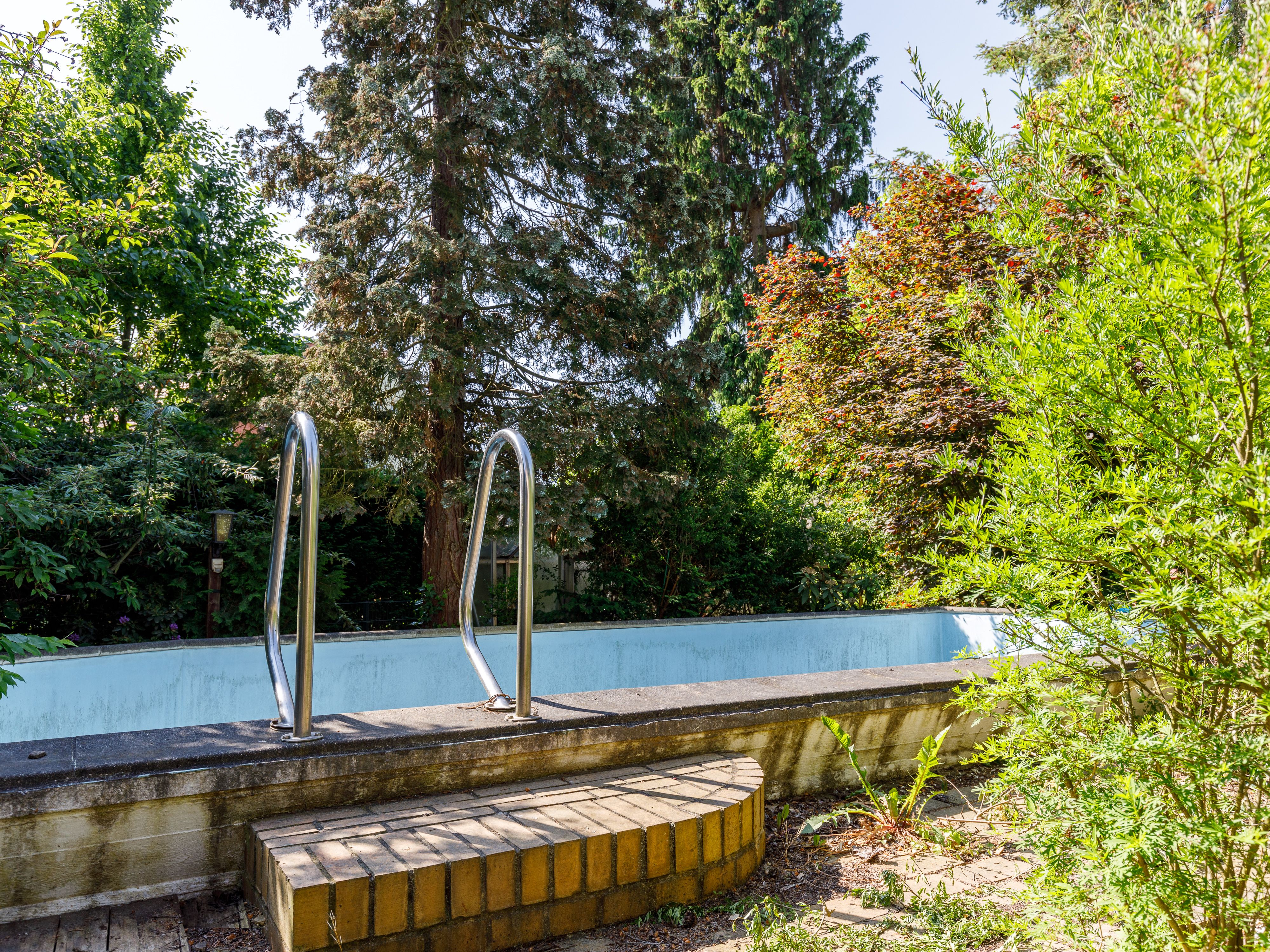 Privatgarten mit Swimmingpool