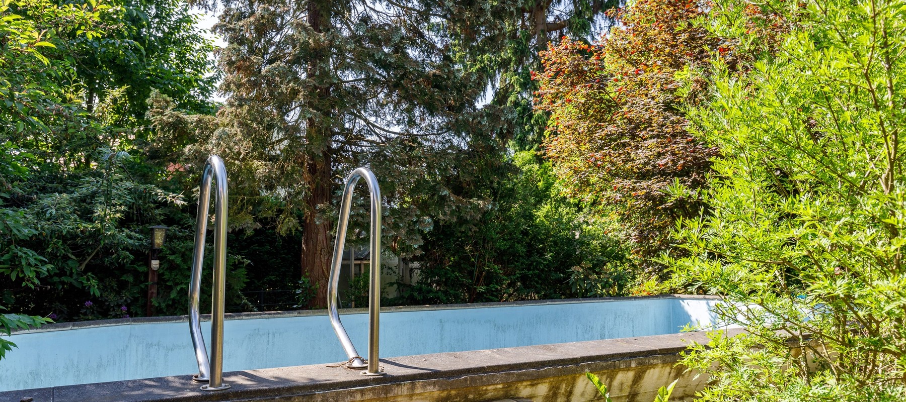 Privatgarten mit Swimmingpool Privatgarten mit Swimmingpool