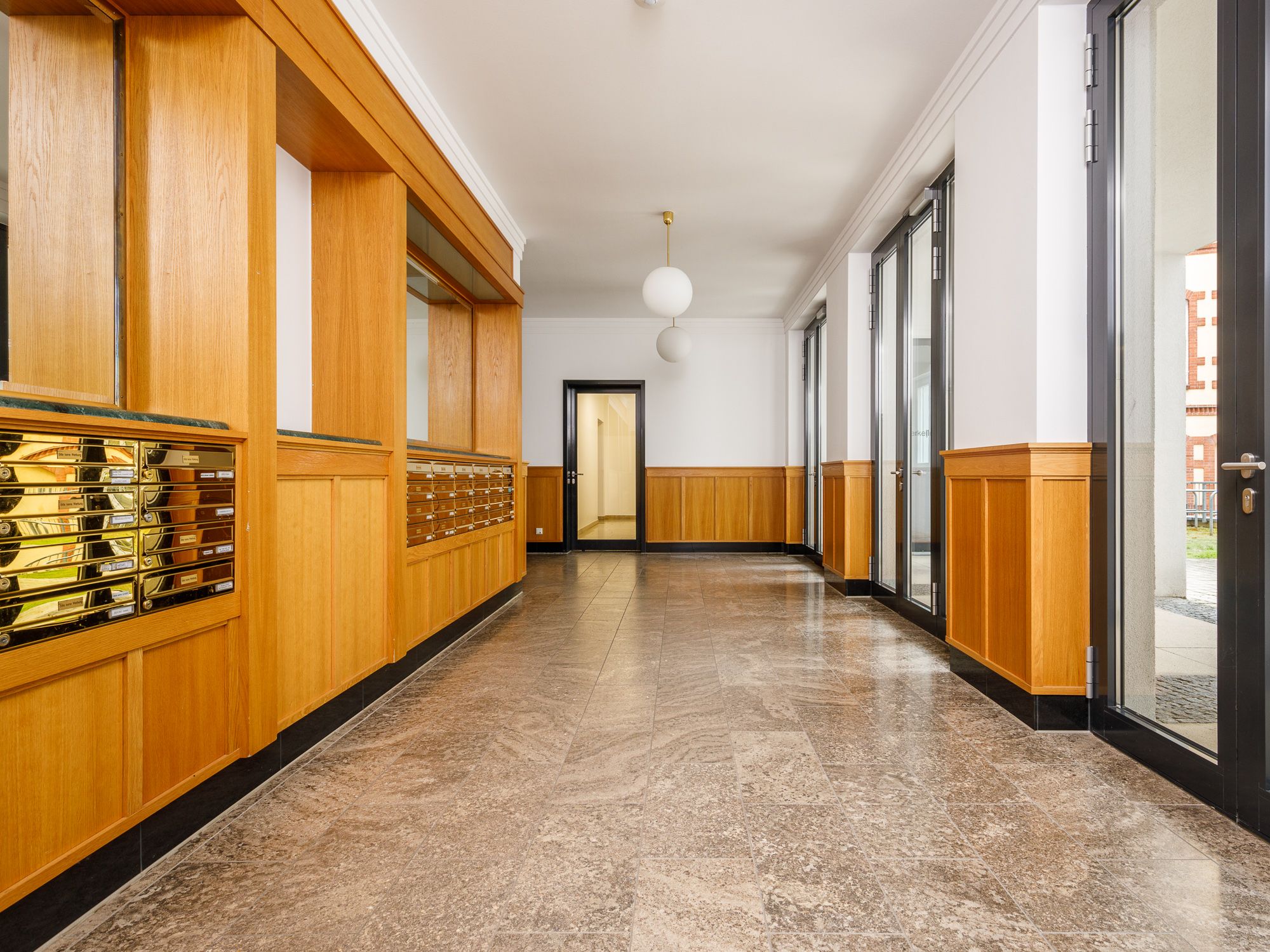 Repräsentativer Empfangsbereich mit Concierge-Service 