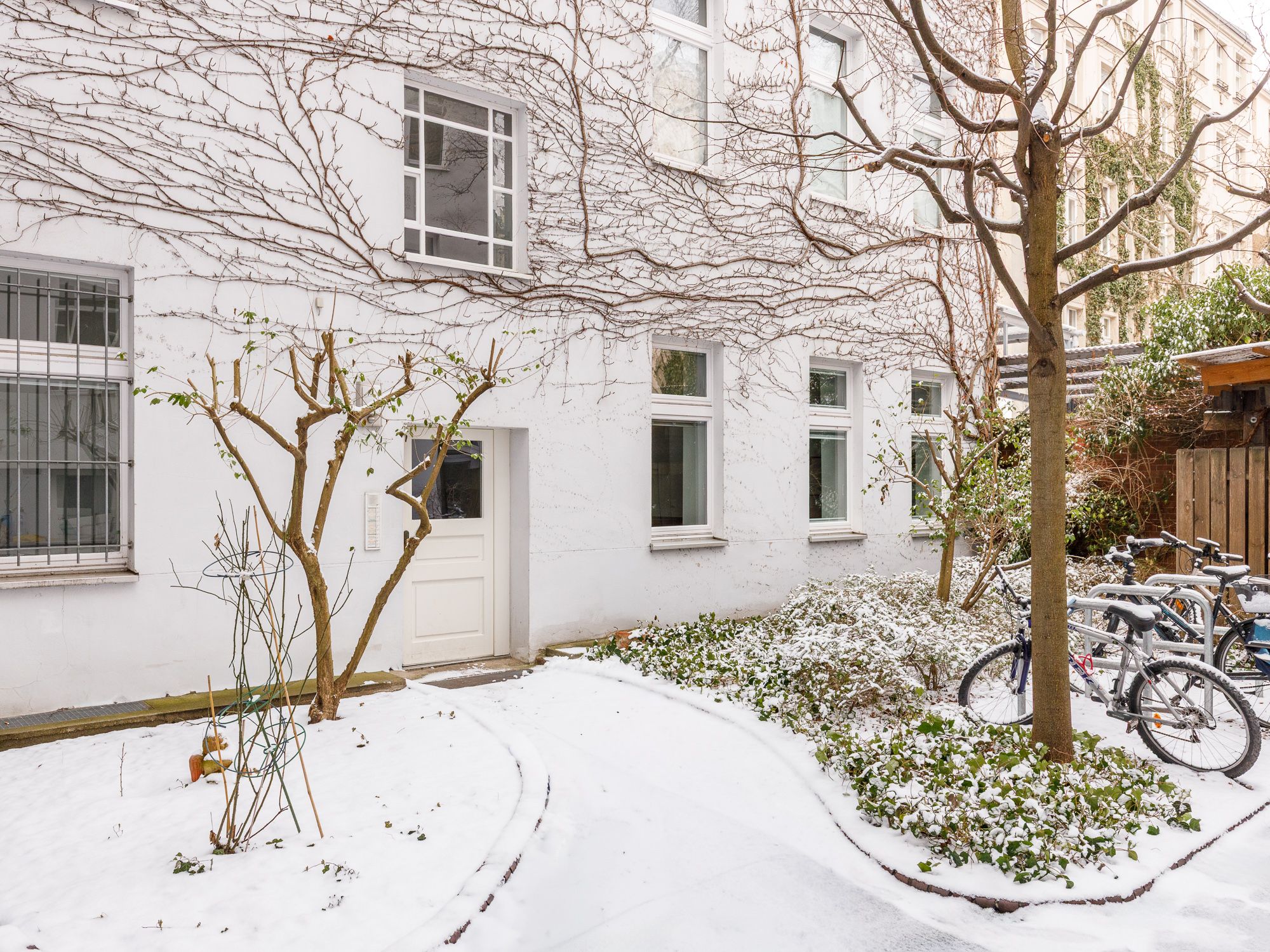 Ansicht des Innenhofs mit Fahrradabstellplätzen 