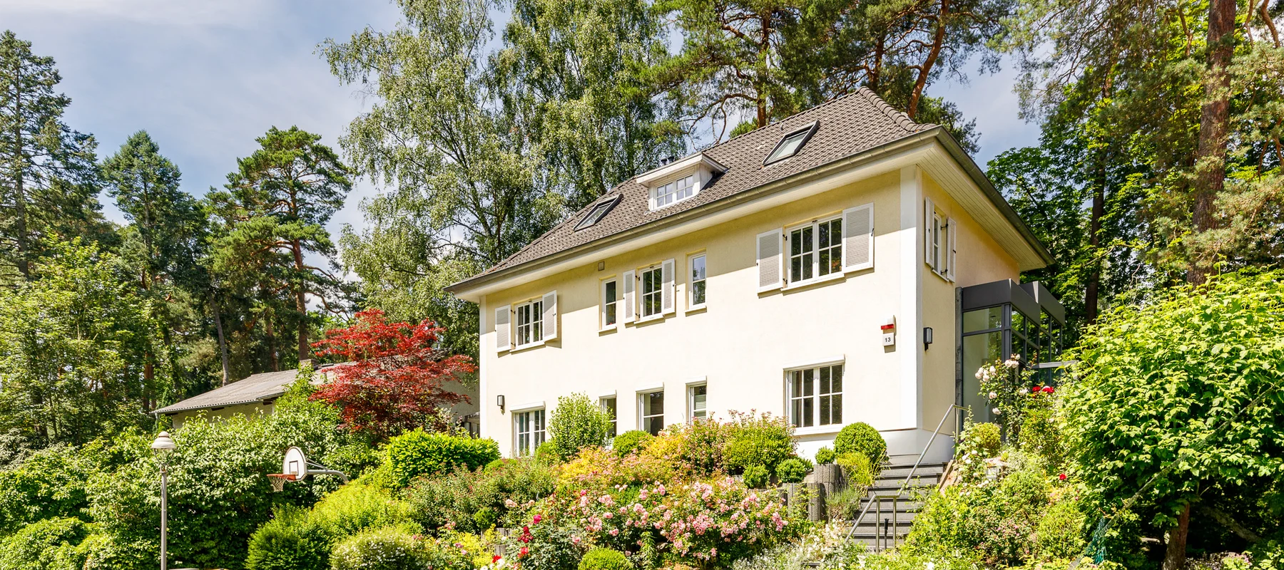 Imposante Villa mit großzügiger Raumaufteilung und schönem Garten nahe Zeltinger Platz