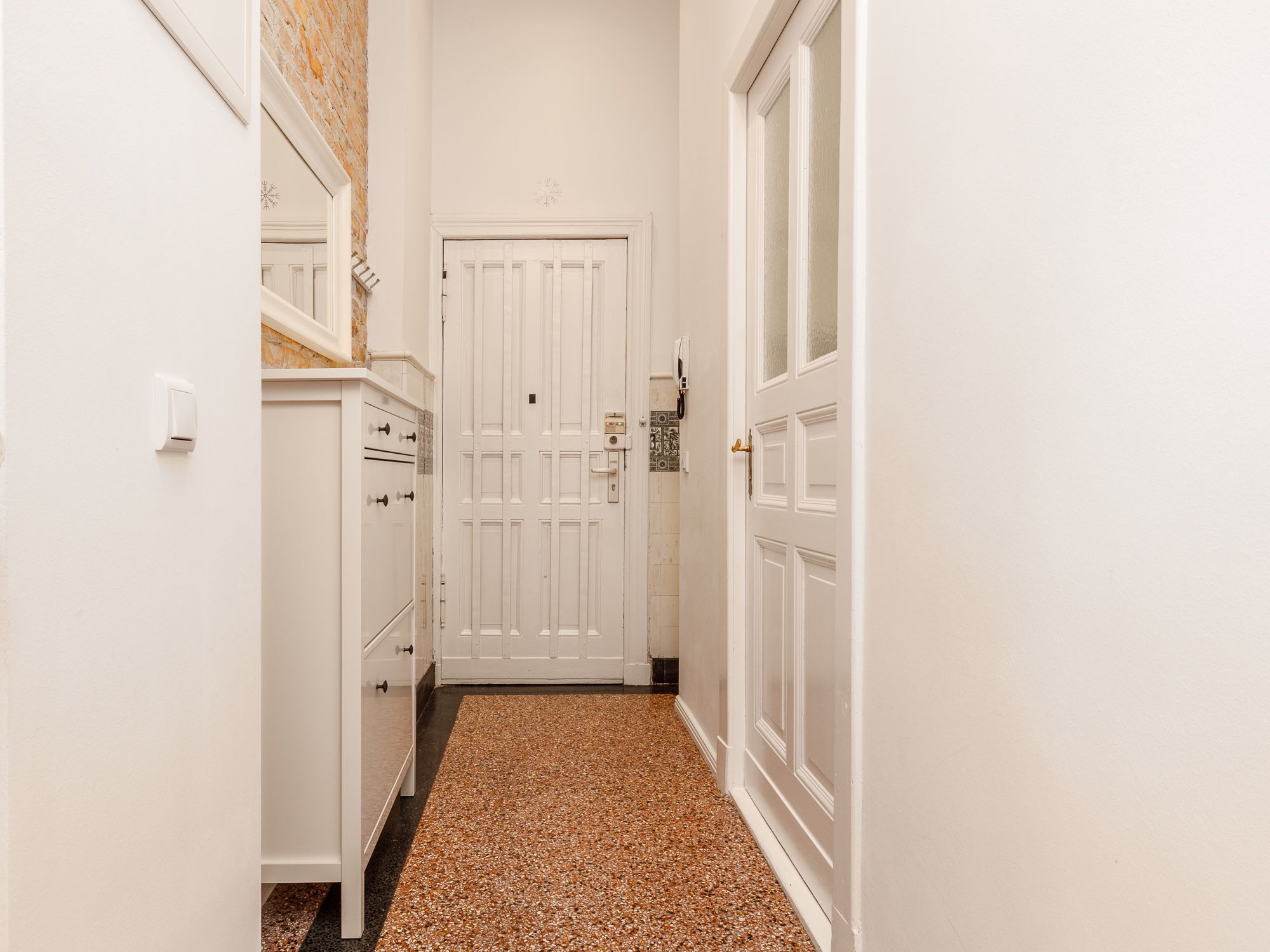 Eingangsbereich mit Sicherheitstür 