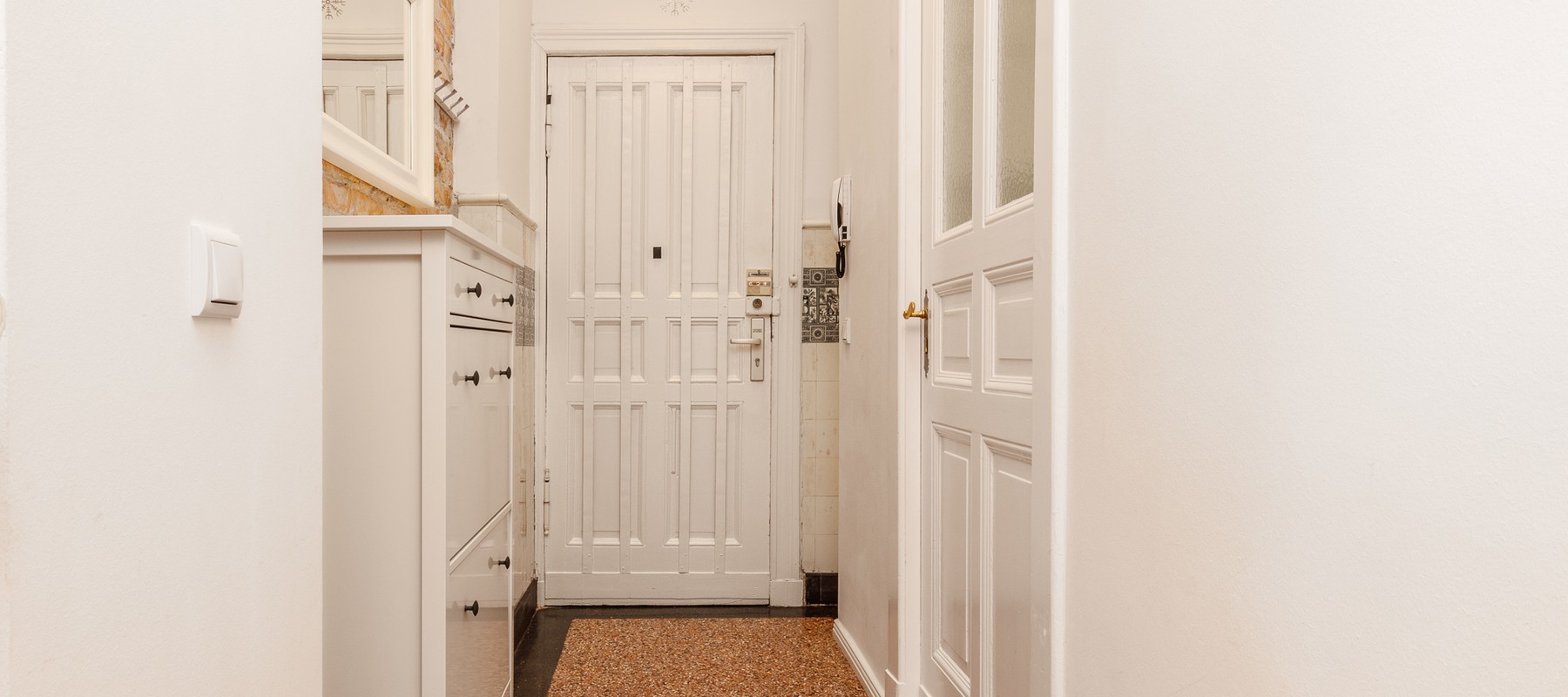 Eingangsbereich mit Sicherheitstür Eingangsbereich mit Sicherheitstür