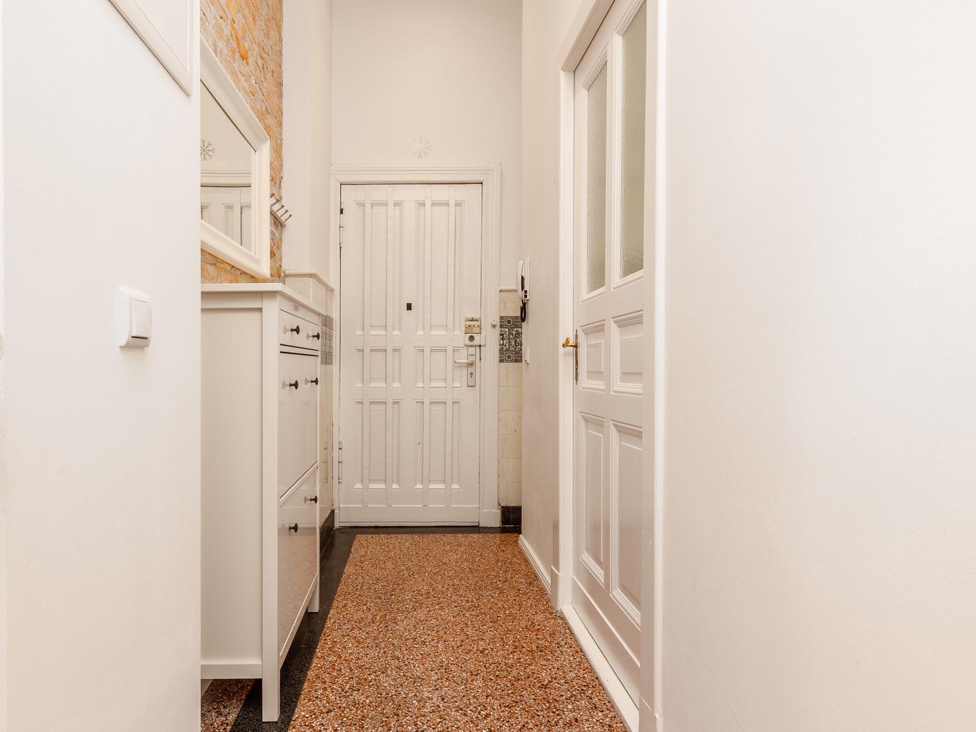 Eingangsbereich mit Sicherheitstür Eingangsbereich mit Sicherheitstür