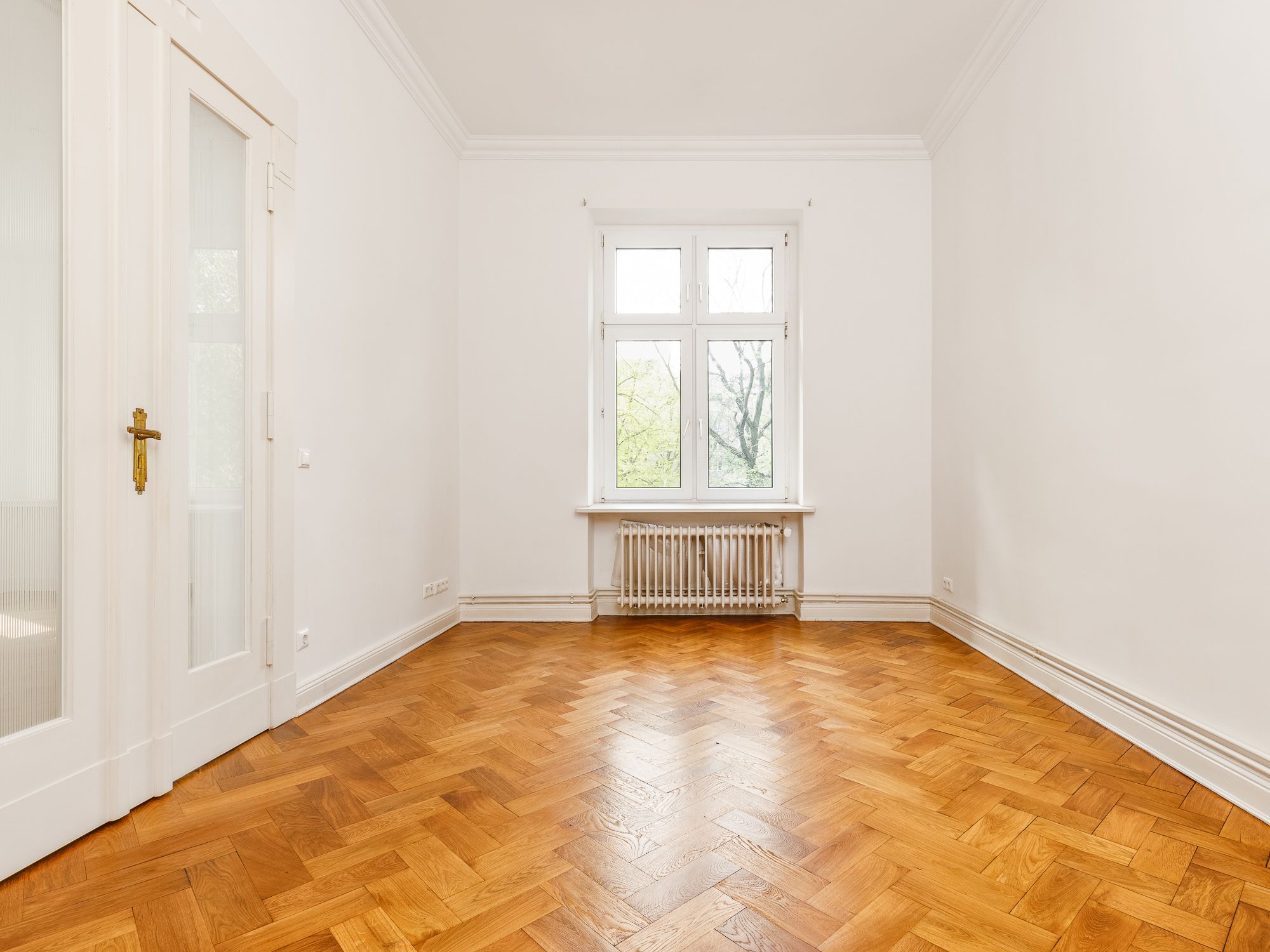 Helles Schlafzimmer mit Fischgrätparkett