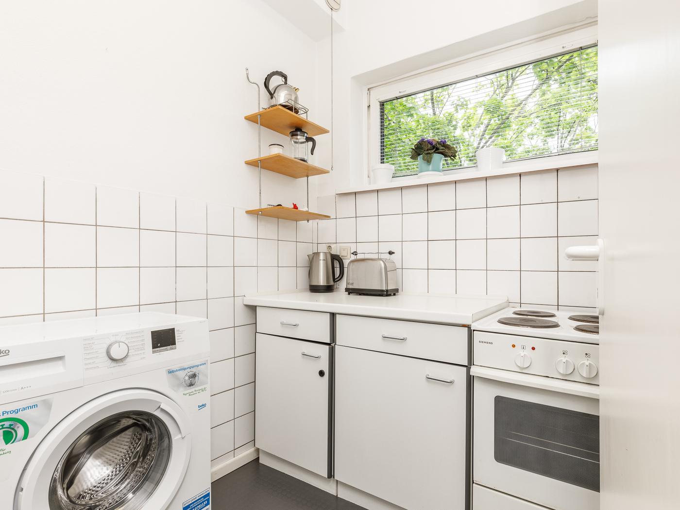 Gepflegte Einbauküche mit Elektrogeräten Gepflegte Einbauküche mit Elektrogeräten