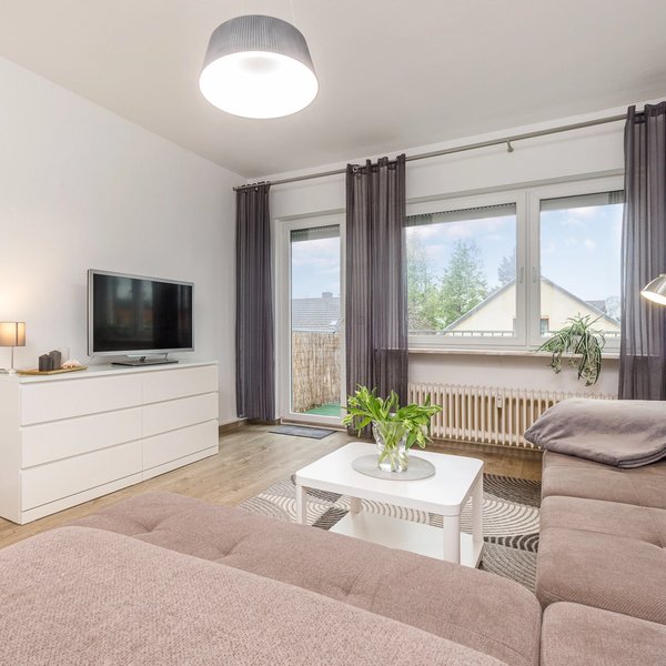 Wohnzimmer Sofa Fernseher Fenster Balkontür