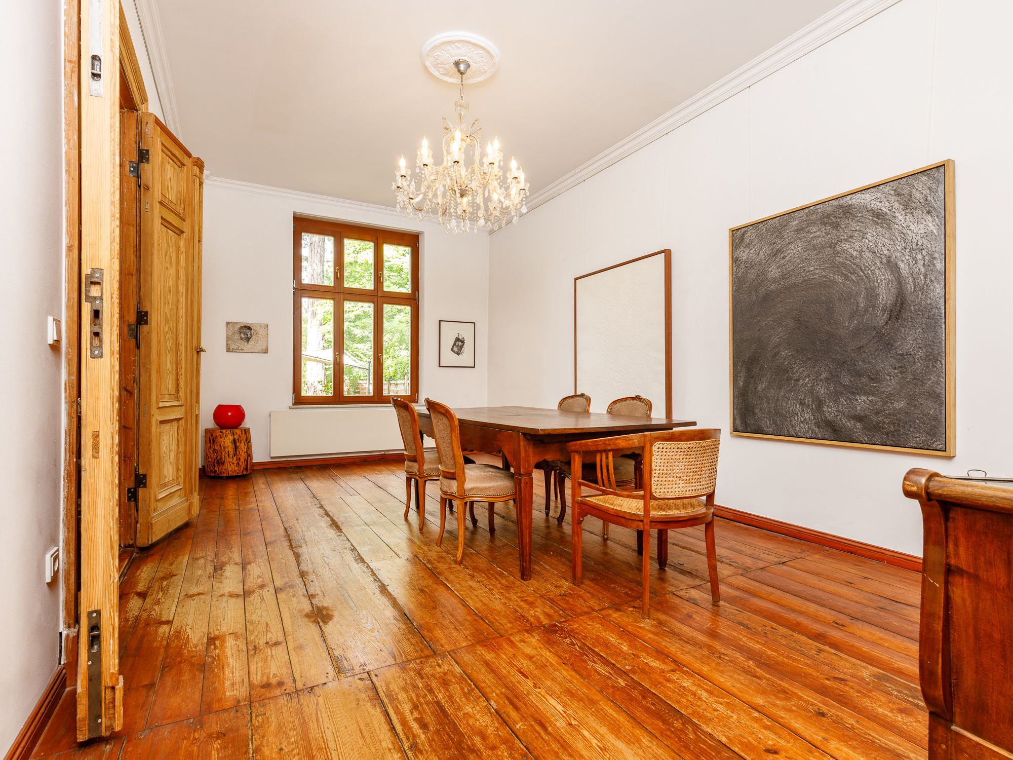 Separater Raum mit flexibler Nutzung als Gästezimmer, Homeoffice oder Küche in funktionaler Grundrissgestaltung